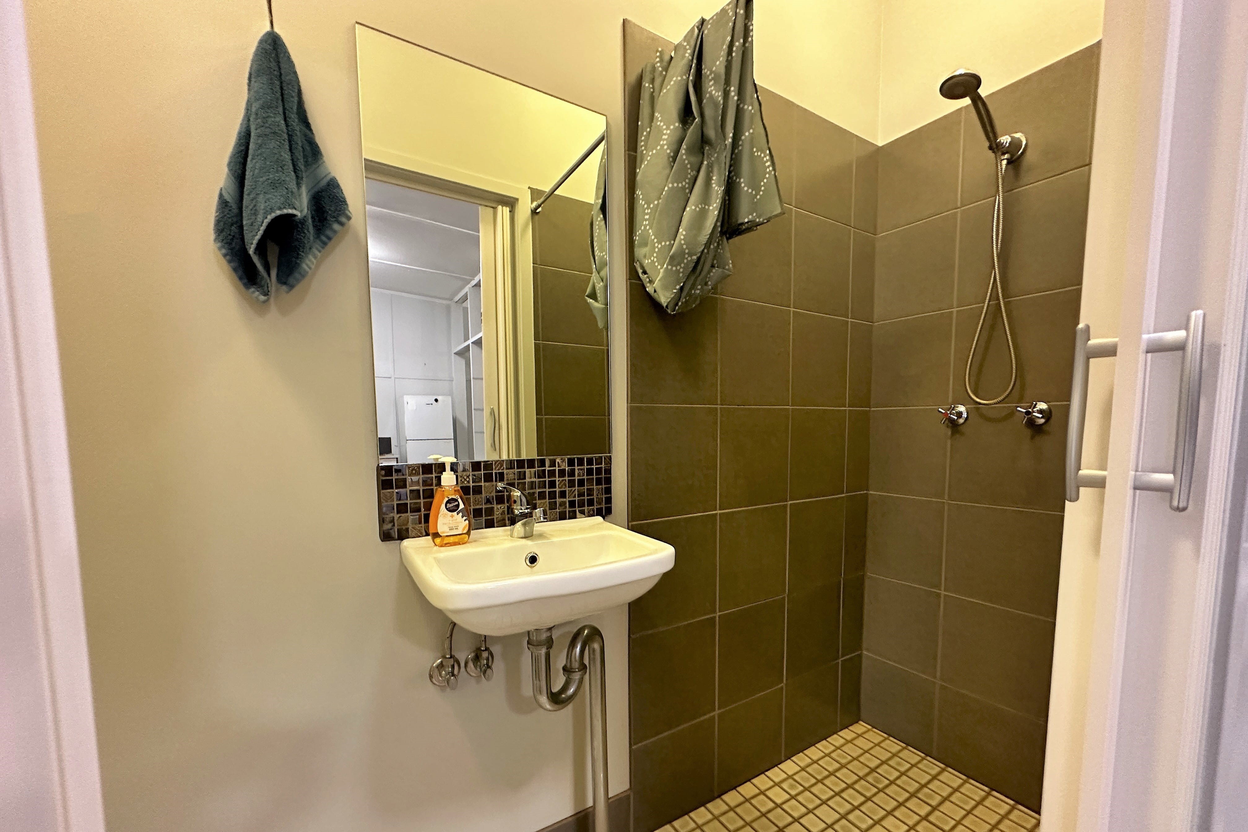 Self-Contained Unit at Golden Sands Retreat, Wagait Beach, NT, Ensuite