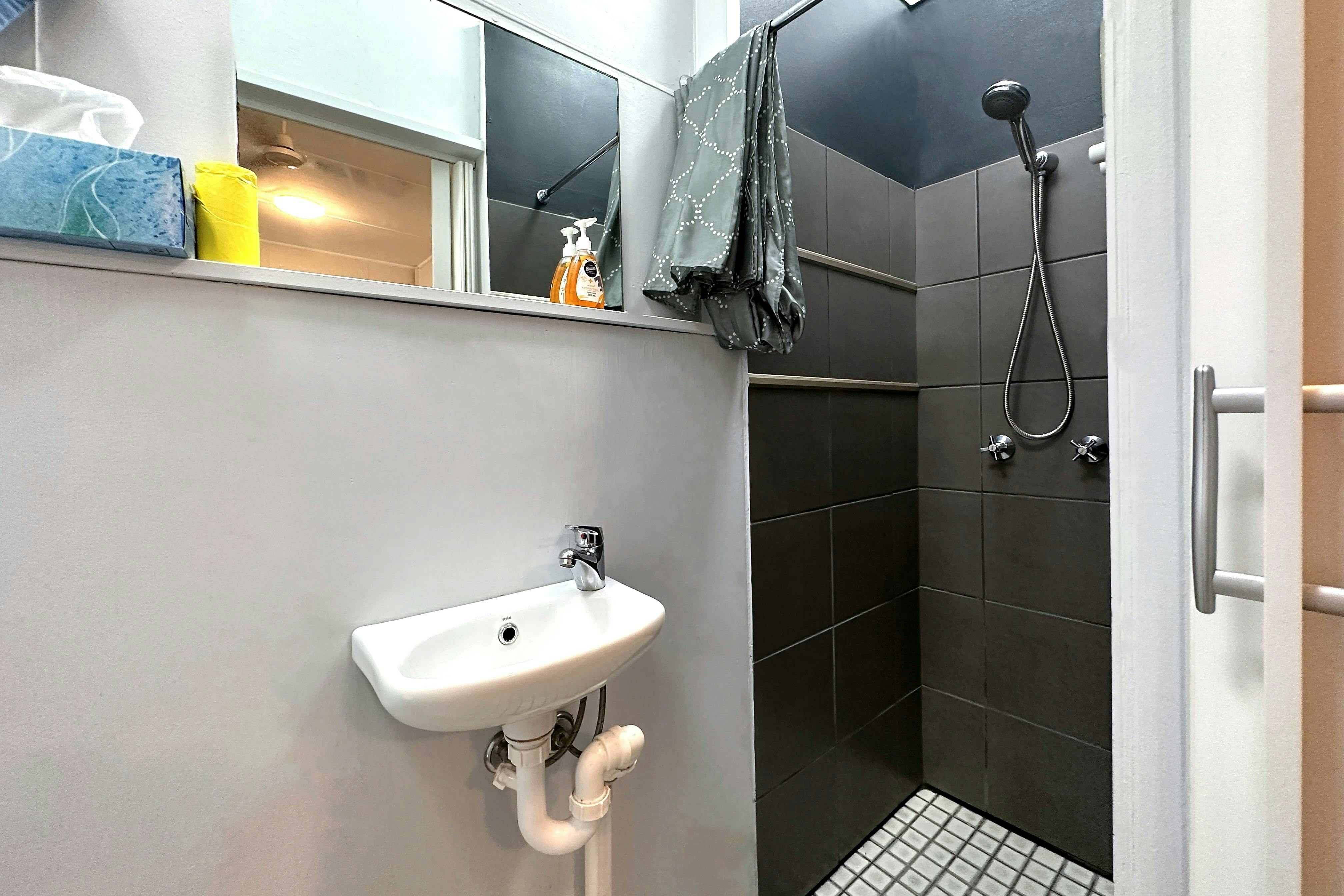 Self-Contained Unit at Golden Sands Retreat, Wagait Beach, NT, Ensuite