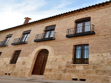 Fachada de piedra Edades Sanmartina Hotel Becerril de Campos Palencia Campos del Renacimiento Canal de Castilla León 1
