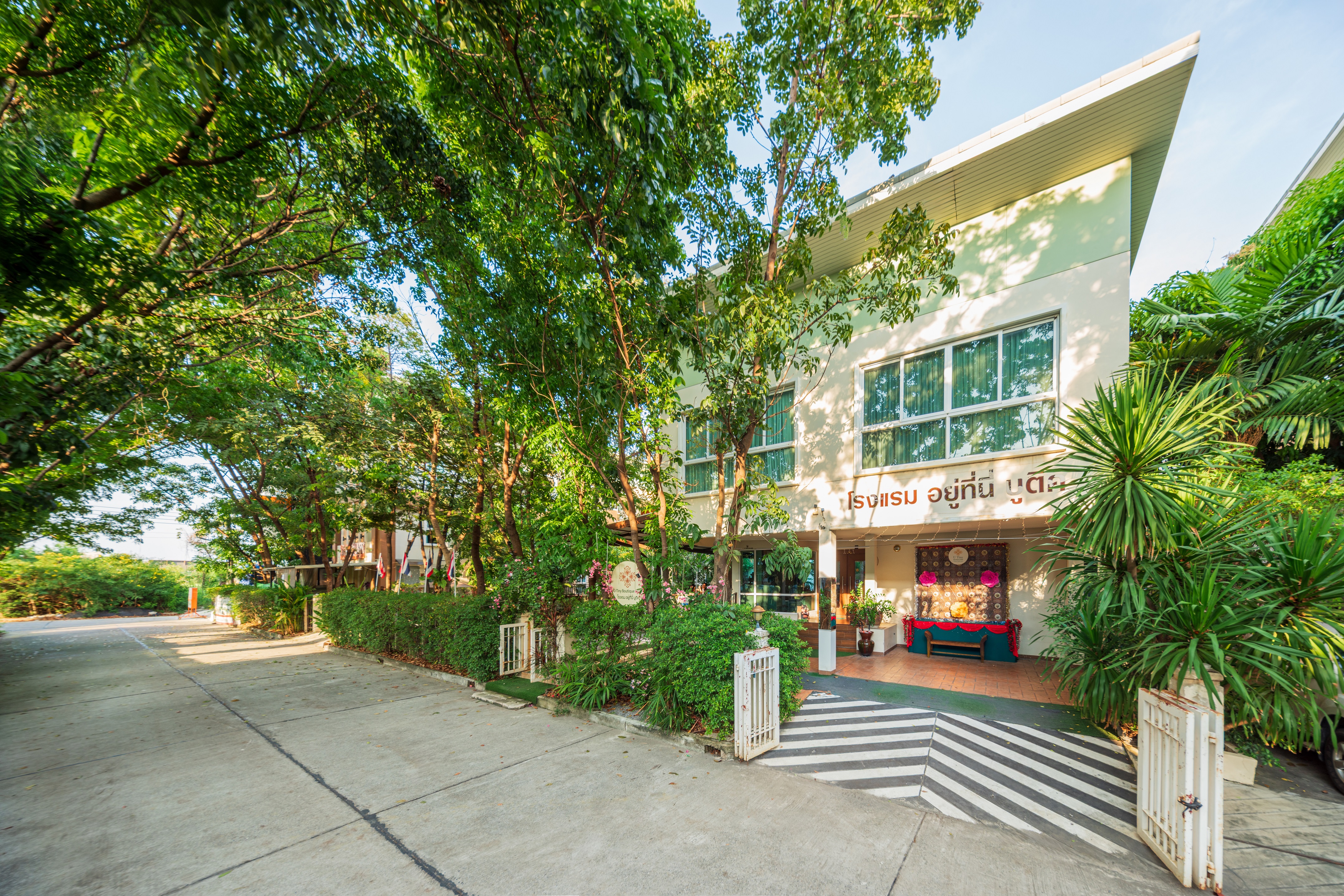 Hotel entrance with convenient parking near Suvarnabhumi Airport