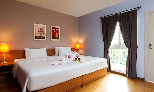 Bright Executive Garden View room overlooking tropical gardens