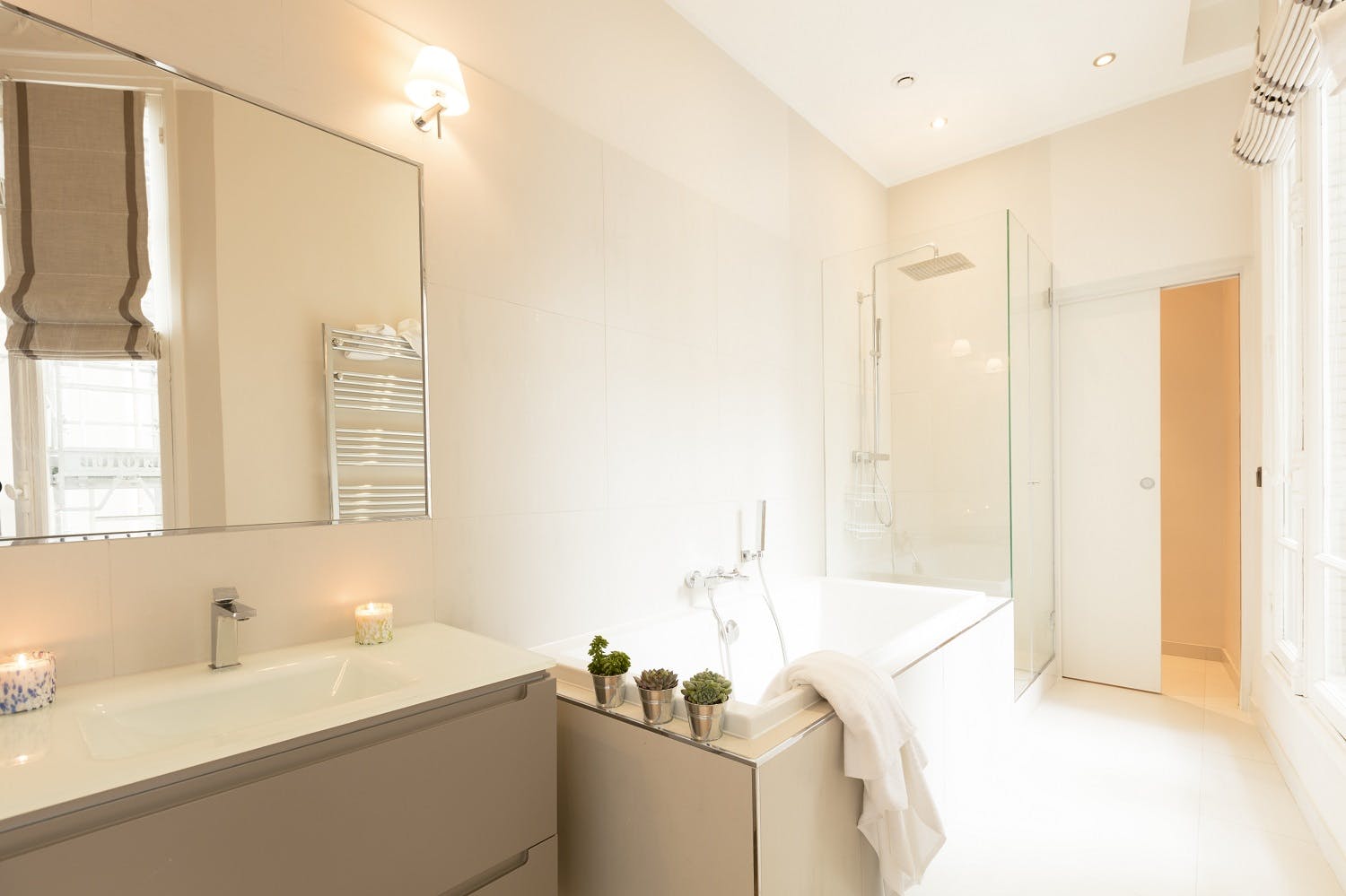 St-Germain Residence - Luxury 4BR - Main Bathroom