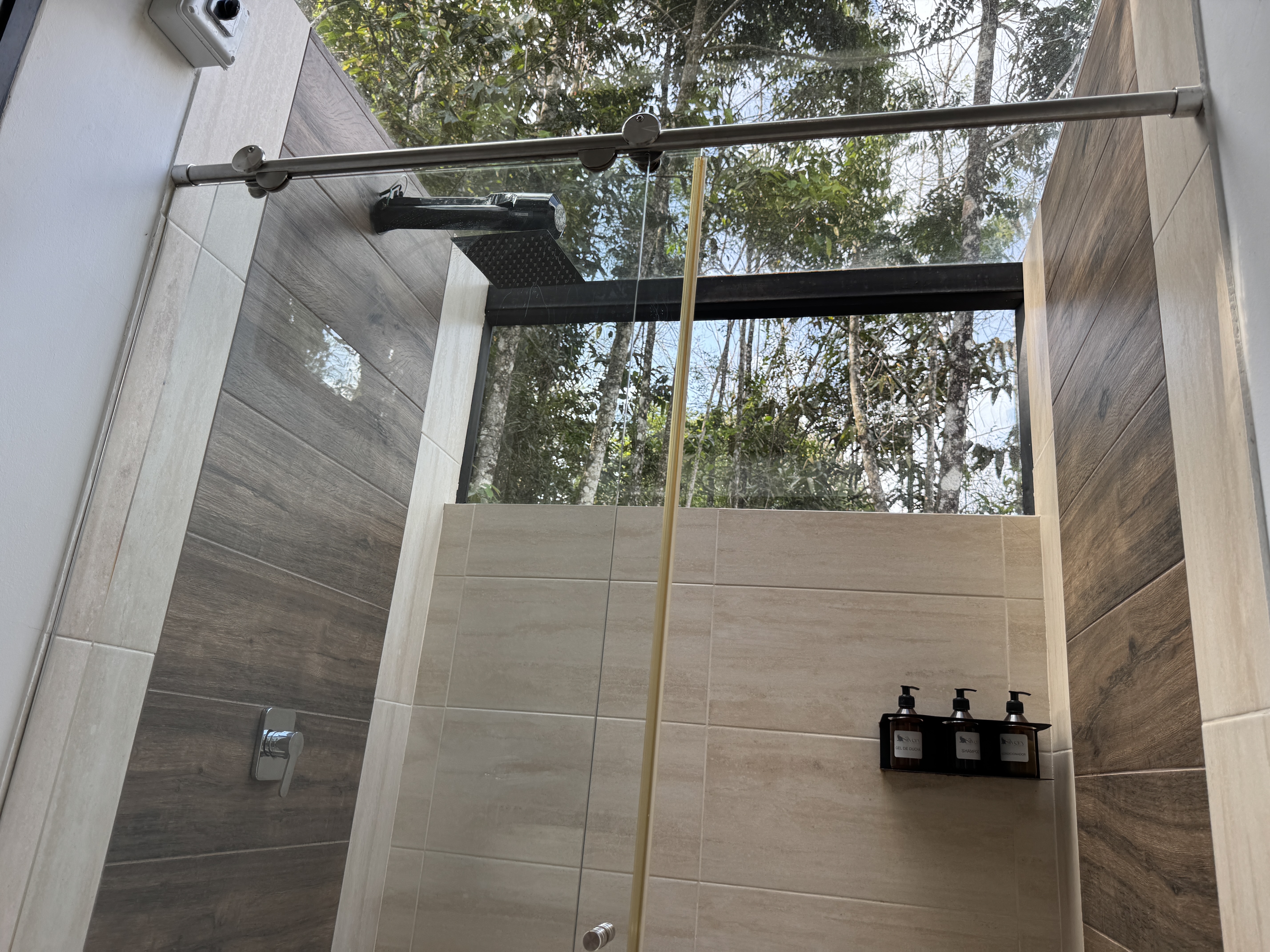 Ducha con vista al bosque · Shower with a view to the forest, Silvery Refugio Natural, San Carlos, Antioquia