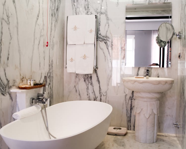 Casa de banho de mármore do quarto Classico Duplo Hotel Marmoris Alentejo