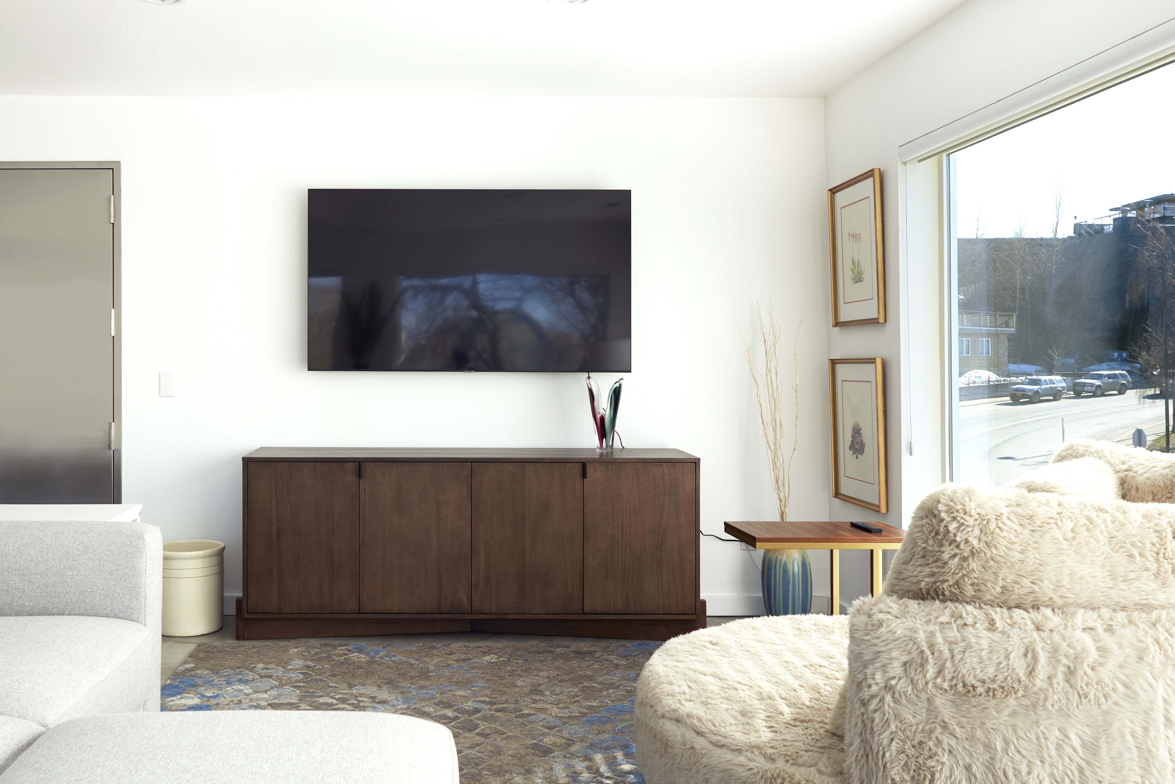 Three bedroom penthouse with one bathroom, full kitchen, and stunning views of Anchorage.