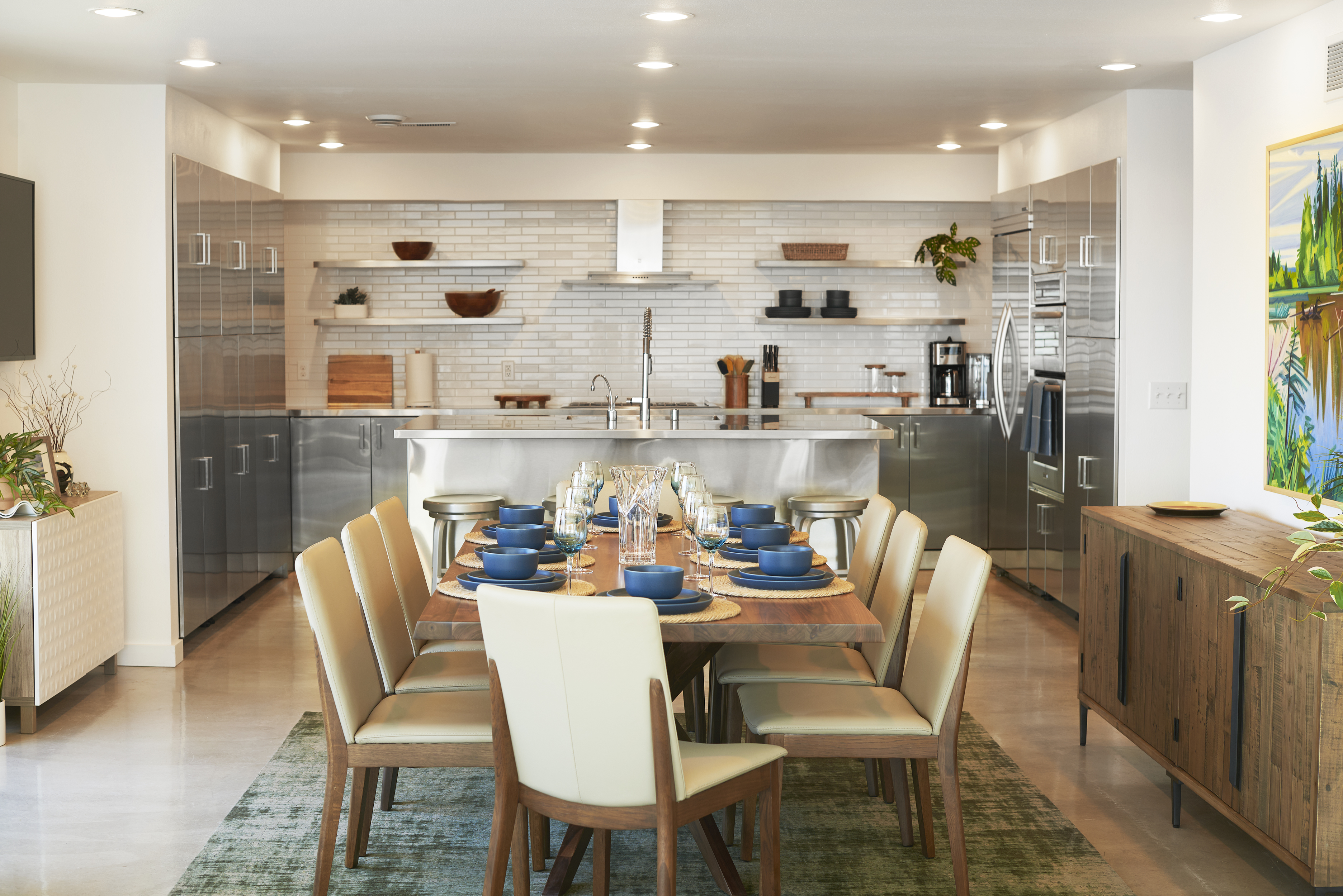 Three bedroom penthouse with one bathroom, full kitchen, and stunning views of Anchorage.