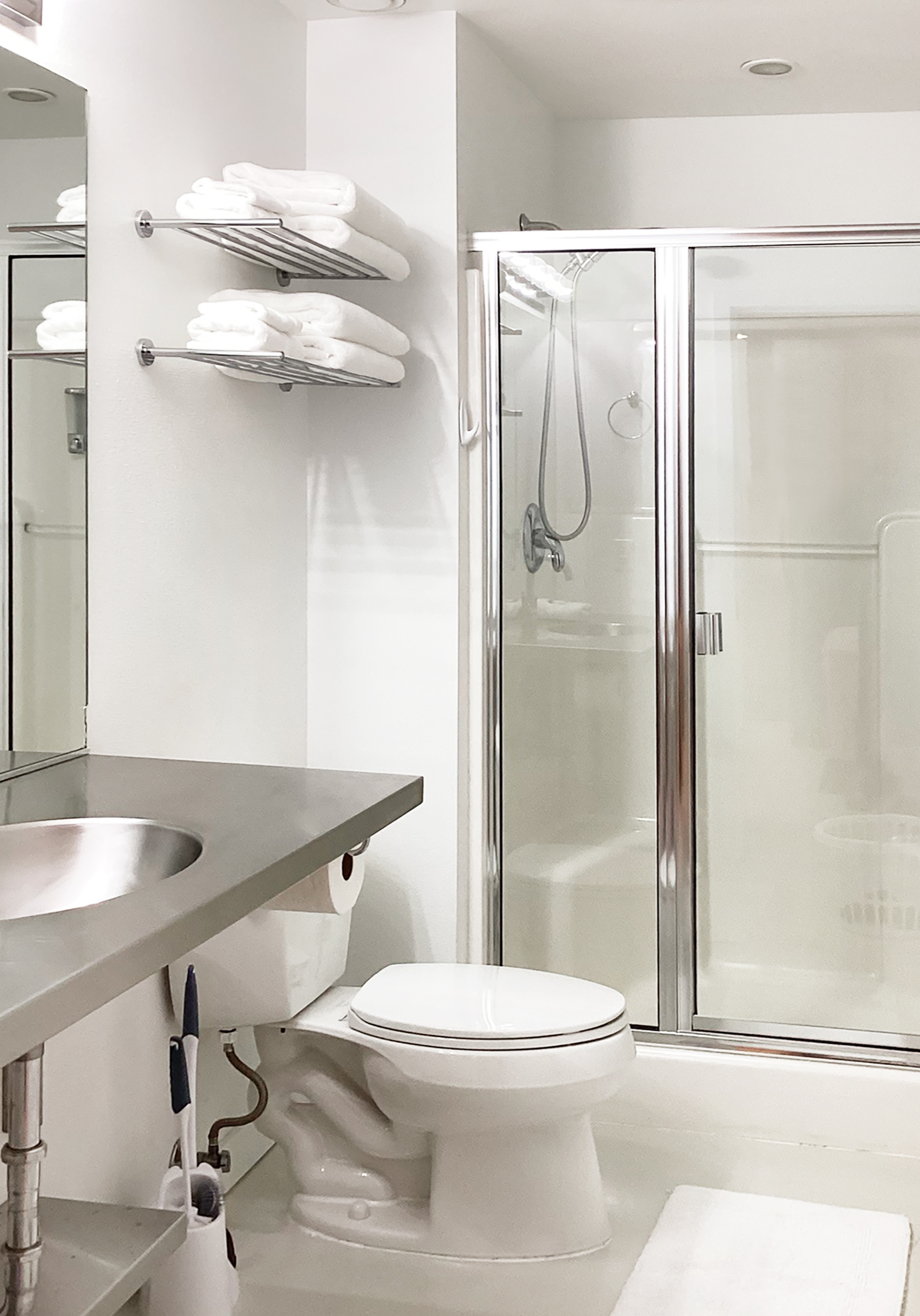 Two queen beds, attached bathroom, full kitchen.