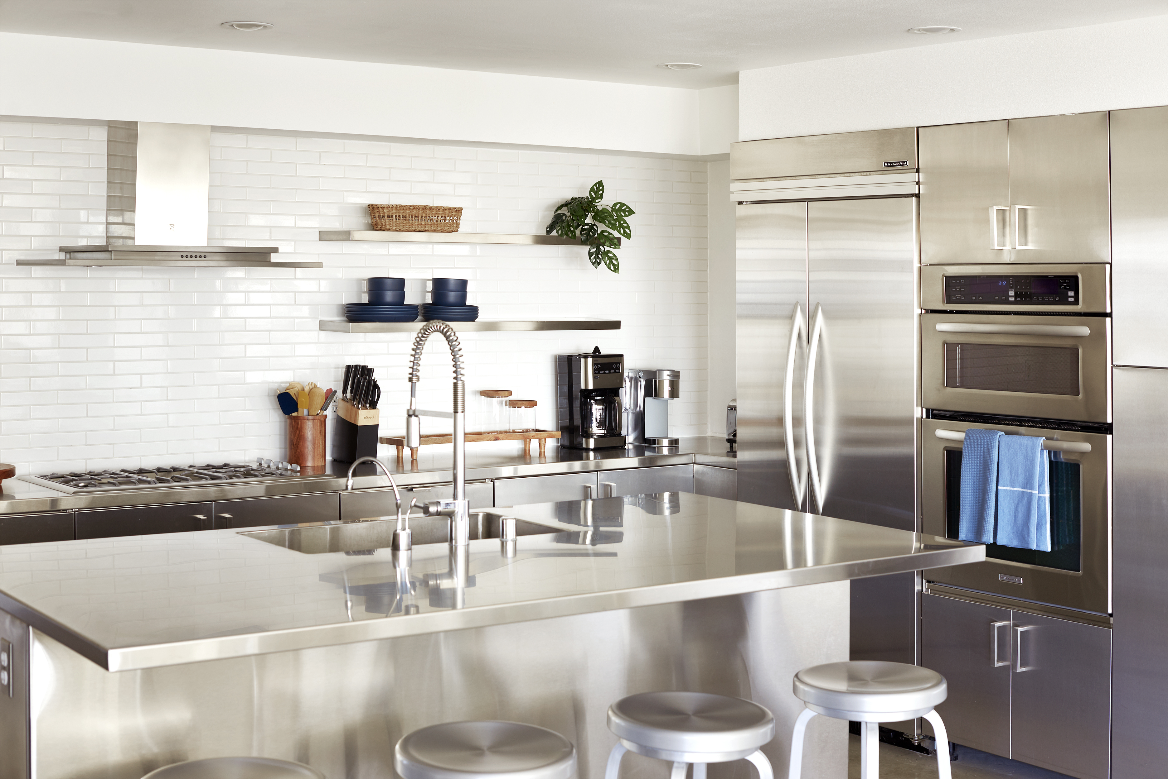 Three bedroom penthouse with one bathroom, full kitchen, and stunning views of Anchorage.