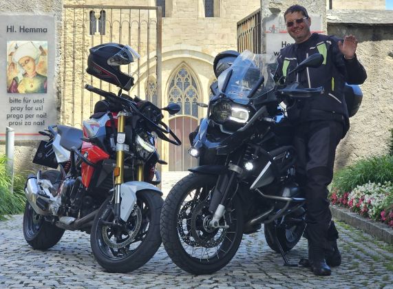 2 Motorräder mit Aldo Kern