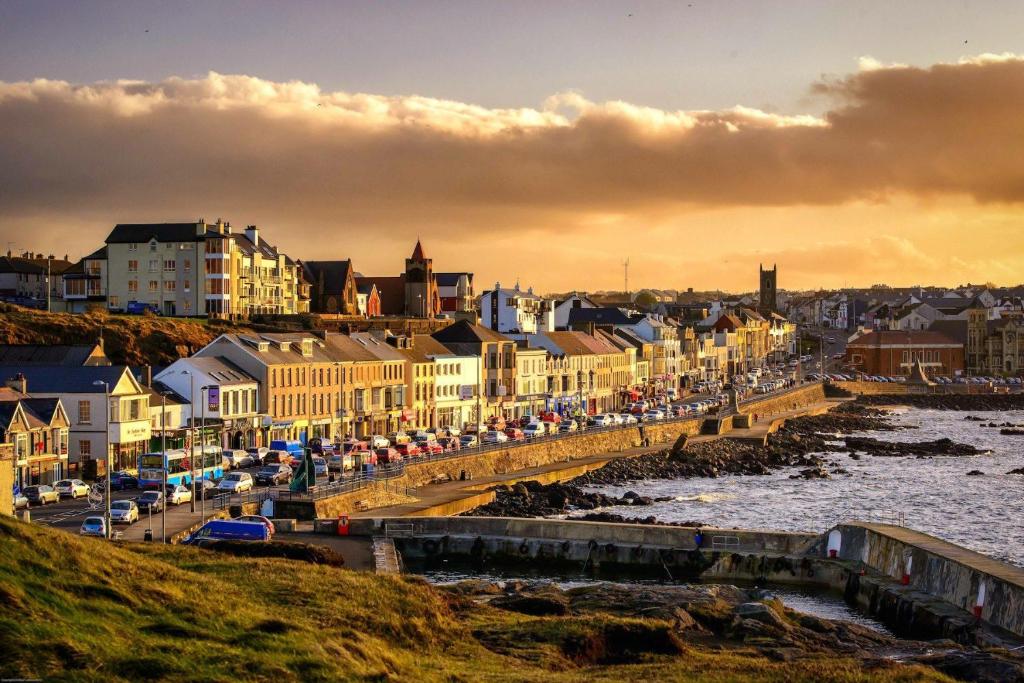 Portstewart Promenade close to Antique House B&B