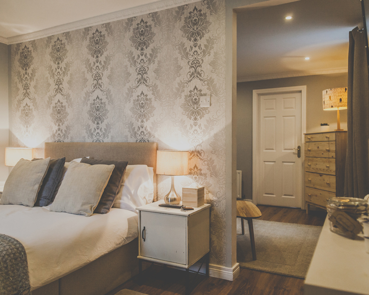 A beautifully decorated double room with ensuite and an adjoining sitting area