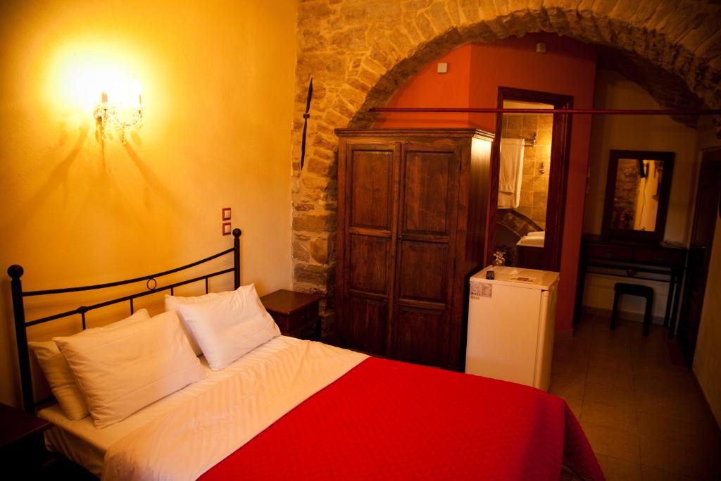 Δίκλινο δωμάτιο με διπλό κρεβάτι, στο ισόγειο Double room with double bed, on the ground floor