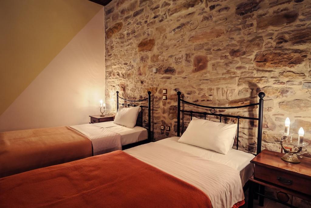 Υπνοδωμάτιο Σουίτας του πρώτου ορόφου με δυο μονά κρεβάτια Superior Suite with two single beds on the first floor