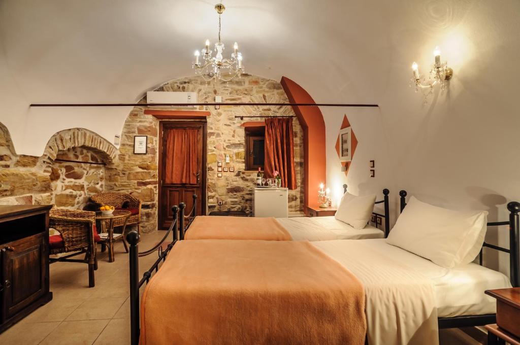 Δίκλινο δωμάτιο με δύο μονά κρεβάτια στο ισόγειο Double room with two single beds on the ground floor