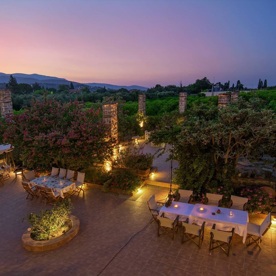 Αυλή και κήπος αρχοντικού Μουζάλικου το απόγευμα Mouzaliko mansion's courtyard and garden, afternoon