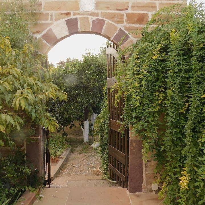 Πέτρινη εσώπορτα και οικόσημο του αρχοντικού Μουζάλικου Interior door and Mouzaliko's coat of arms