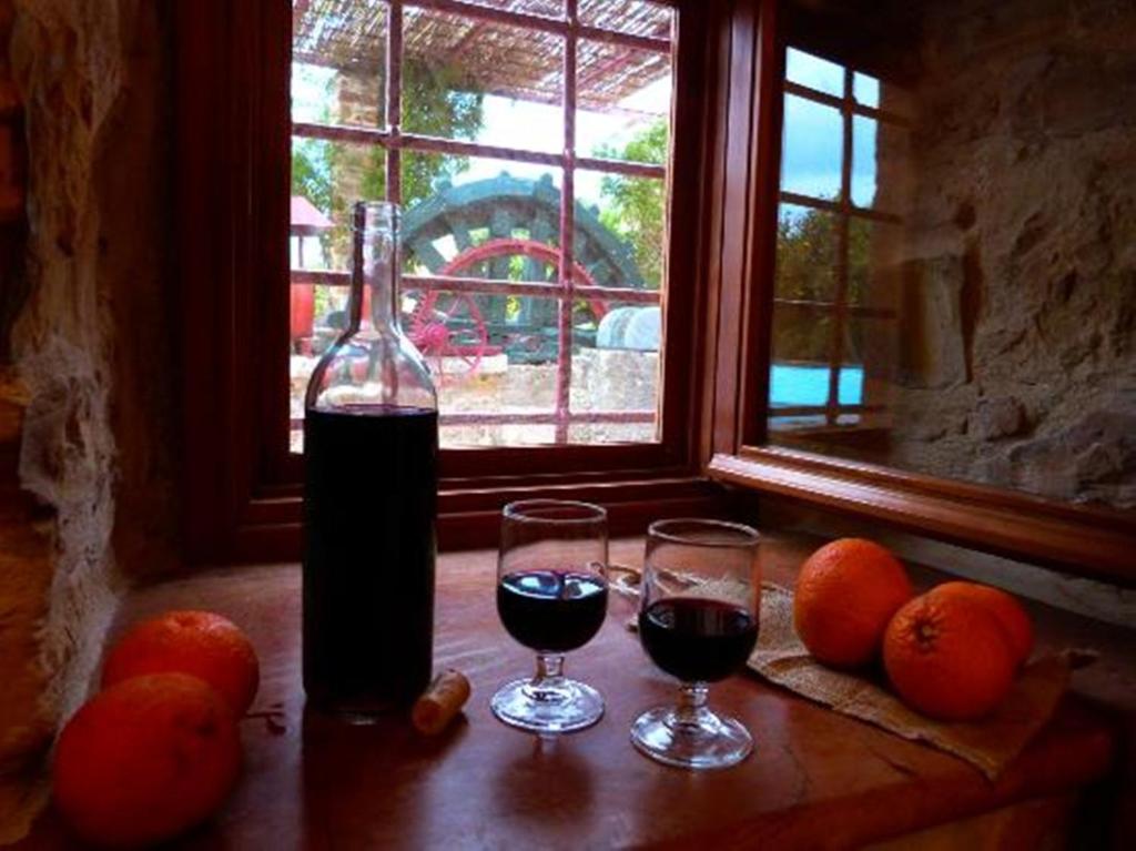 Τοπικός οίνος στο δωμάτιο στο ισόγειο Local wine served in ground floor room