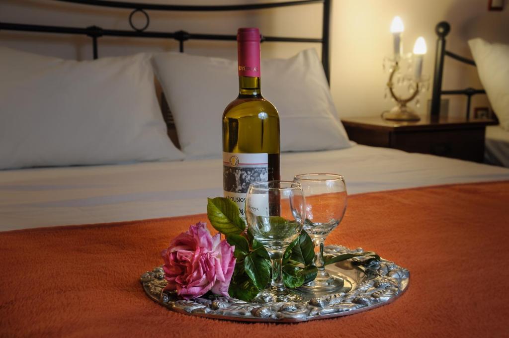 Τοπικός Χιώτικος οίνος σε δίκλινο δωμάτιο στο ισόγειο του αρχοντικού Chios local wine served in Double room, ground flooor