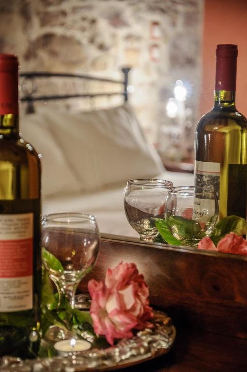 Τοπικός Χιώτικος οίνος στην Σουίτα του 1ου ορόφου Chios local wine served in Superior Suite