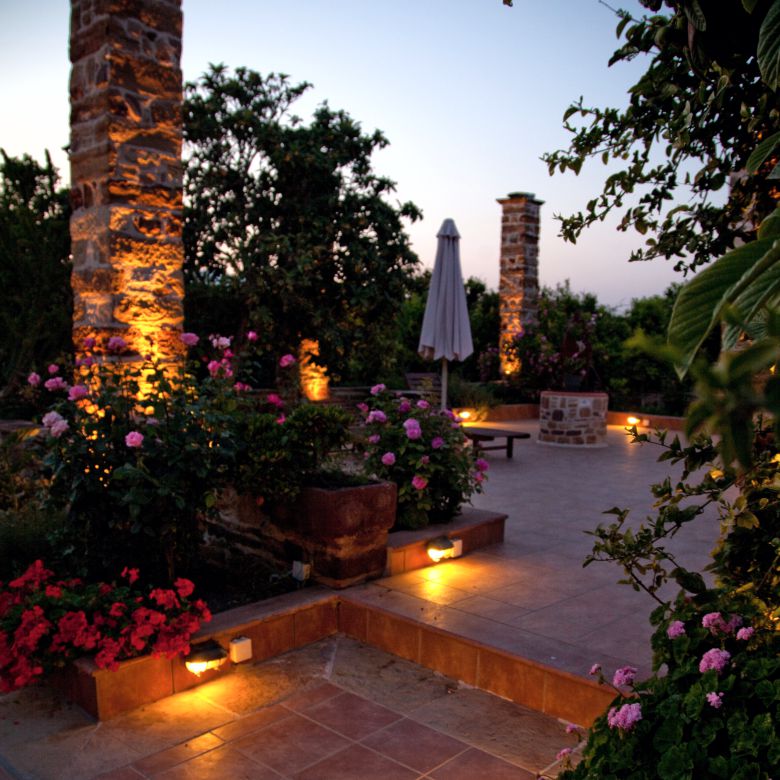 Ο κήπος του αρχοντικού την άνοιξη, απόγευμα Mansion's garden in springtime, afternoon