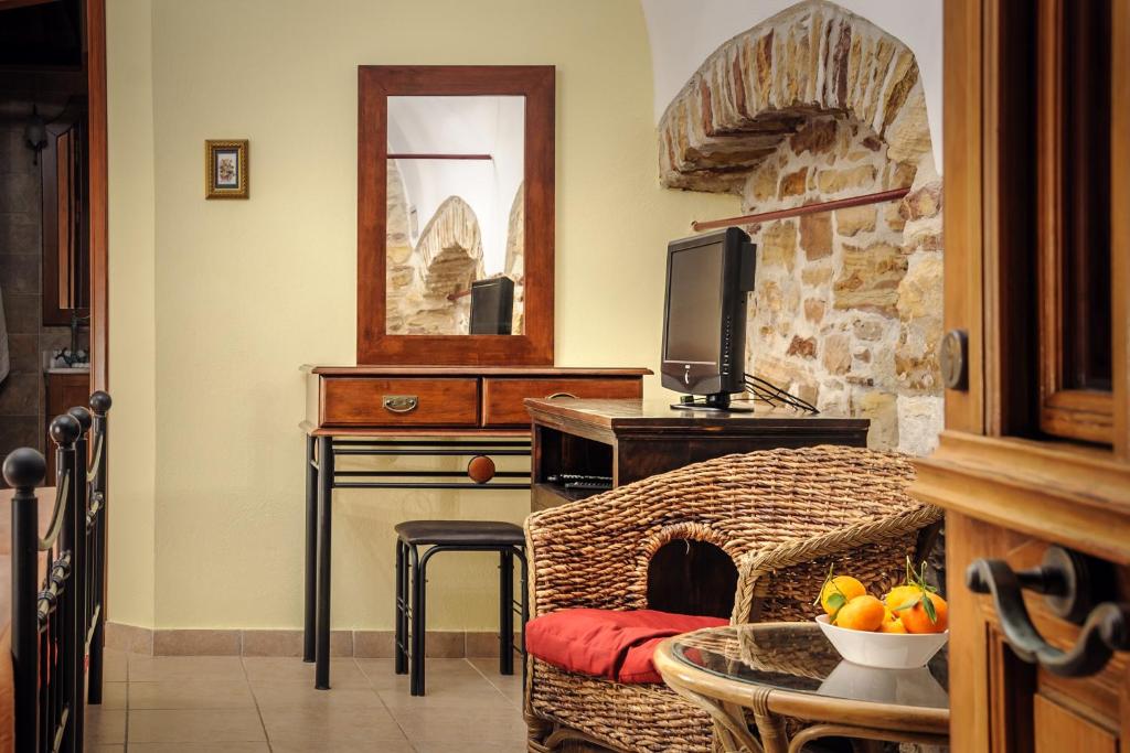 Μικρό καθιστικό δίκλινου δωματίου με δυο μονά κρεβάτια, με μπουντουάρ και τηλεόραση Small living room with boudoir and TV