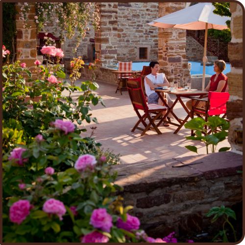 Καθήμενοι στην αυλή του αρχοντικού την άνοξη Sitting in the courtayard during springtime