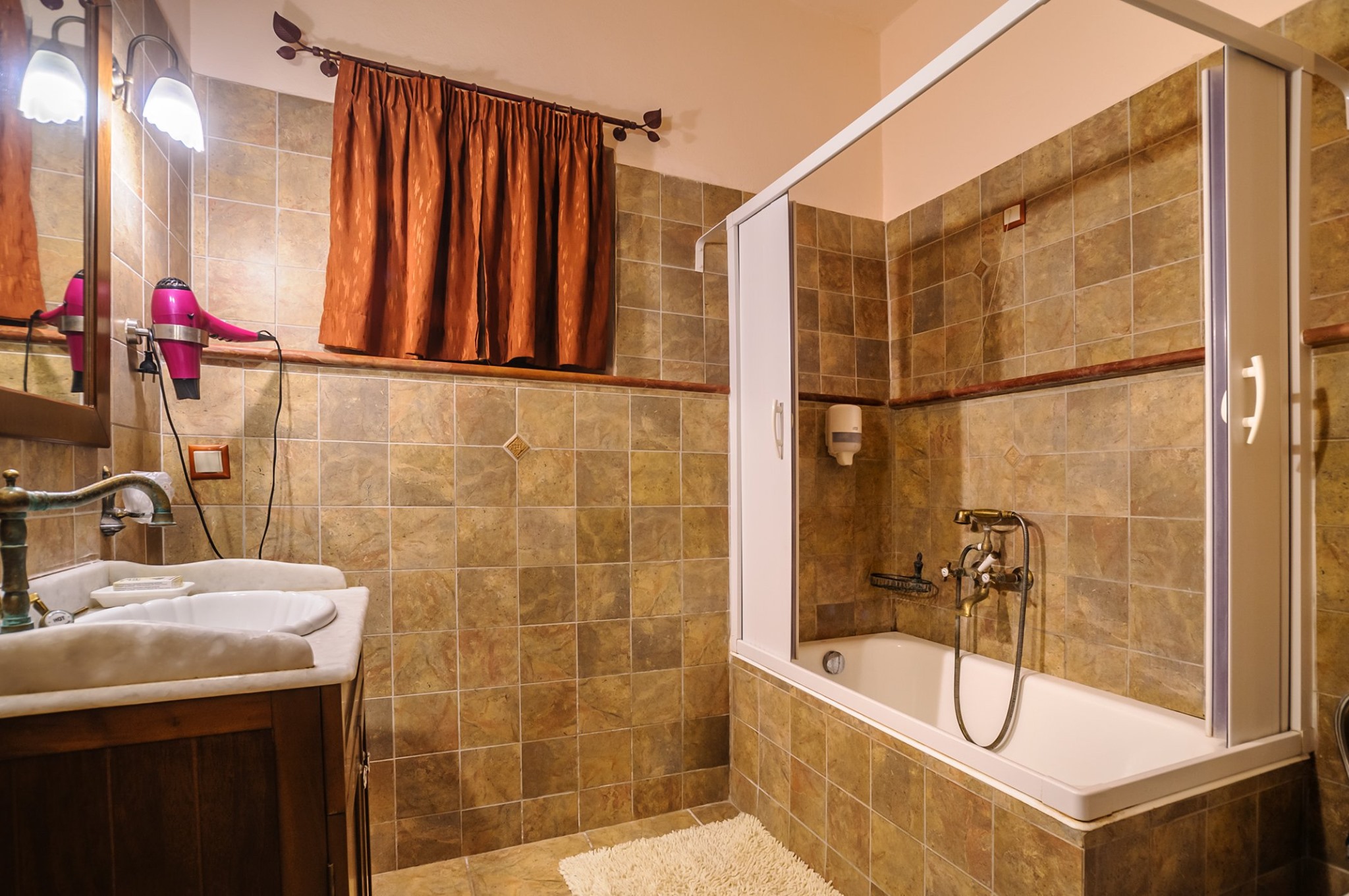 Μπάνιο Σουίτας δυο υπνοδωματίων Two bedroom Suite's bathroom