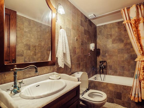 Μπάνιο Σουίτας 1ου ορόφου με μπανιέρα και ντους Superior Suite's bathroom with shower above bath