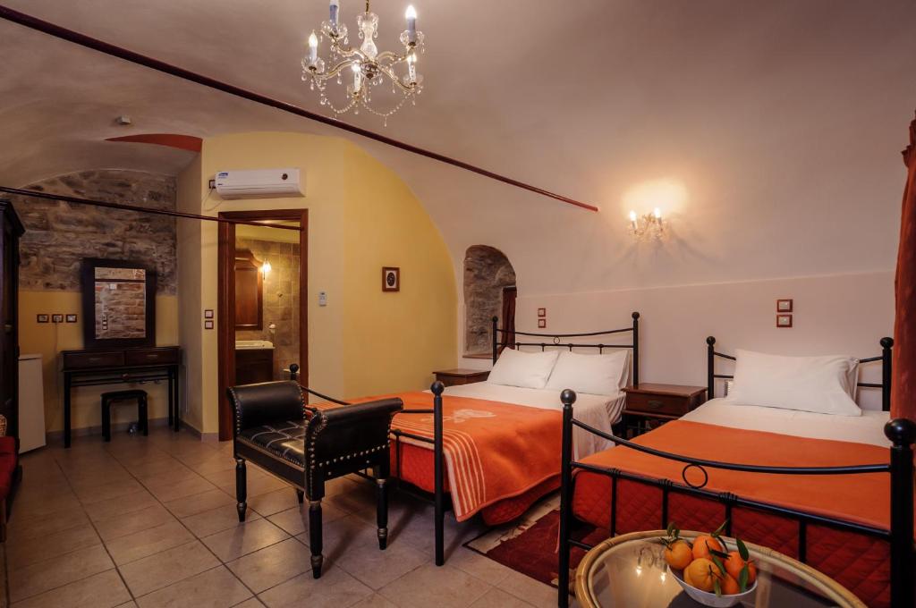 Τρίκλινο δωμάτιο στο ισόγειο Triple room on ground floor