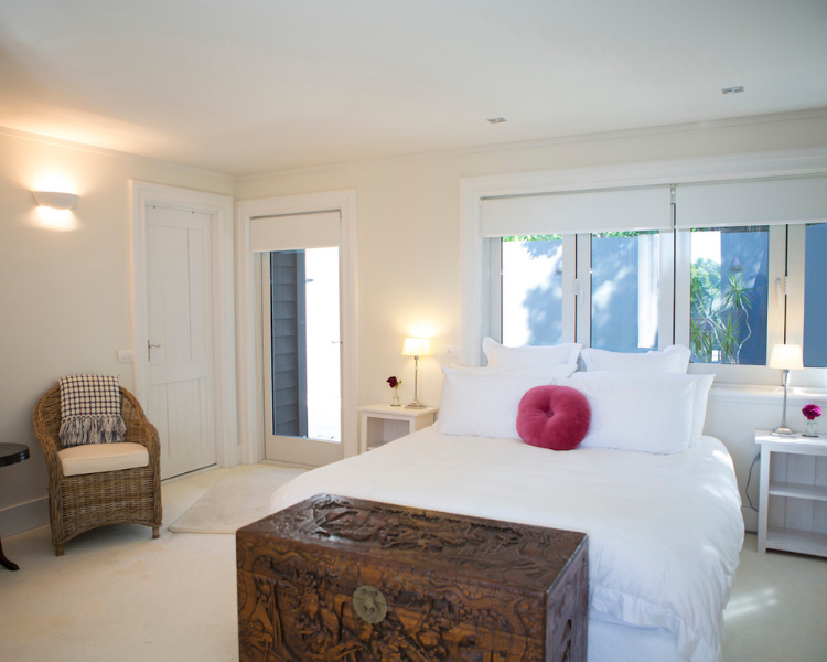 Large open plan bedroom with ensuite bathroom - Atrium Suite, 970 Lonely Bay Lodge