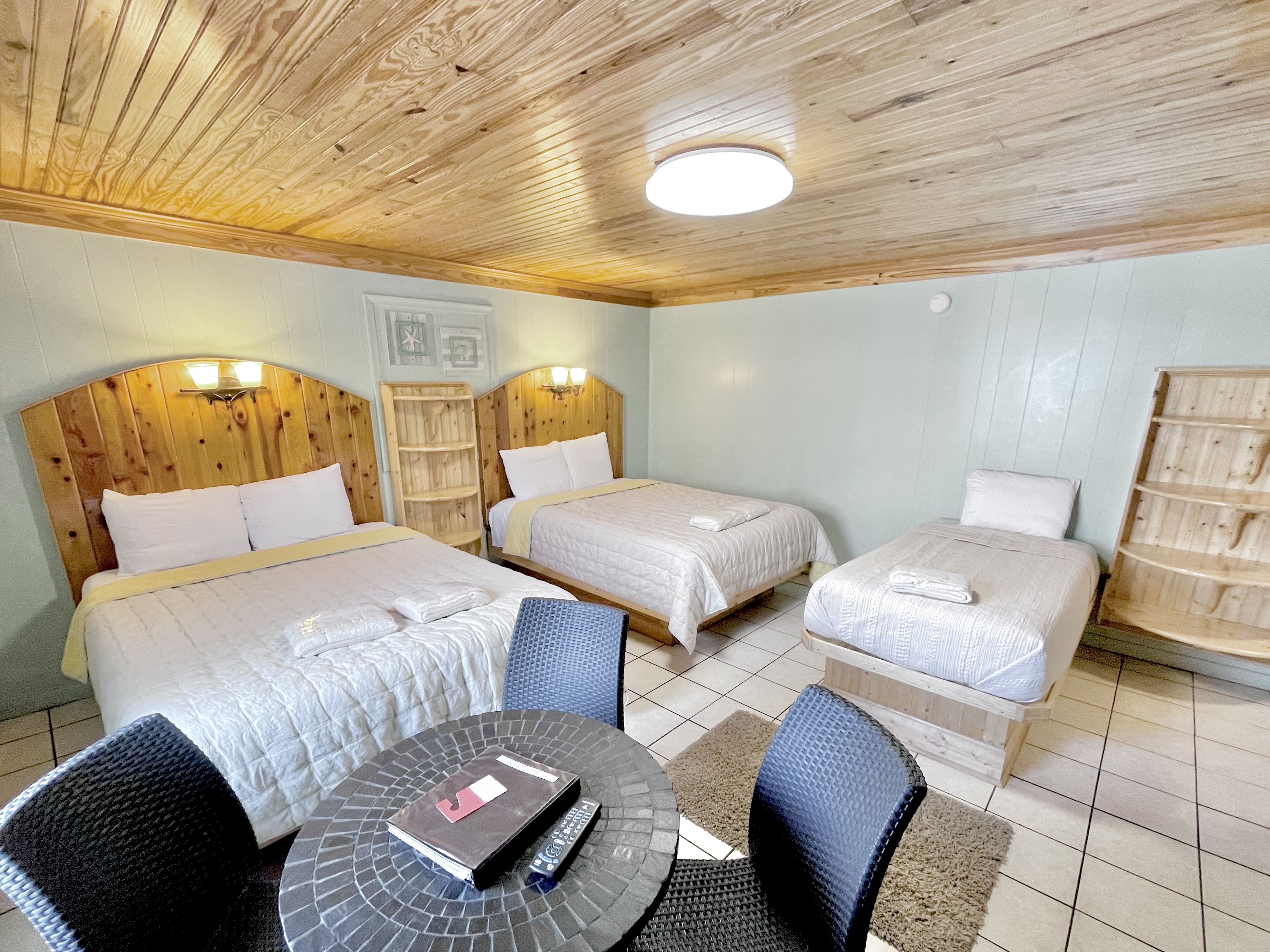 Triple Suite (2 Queen Beds, 1 Twin Bed)