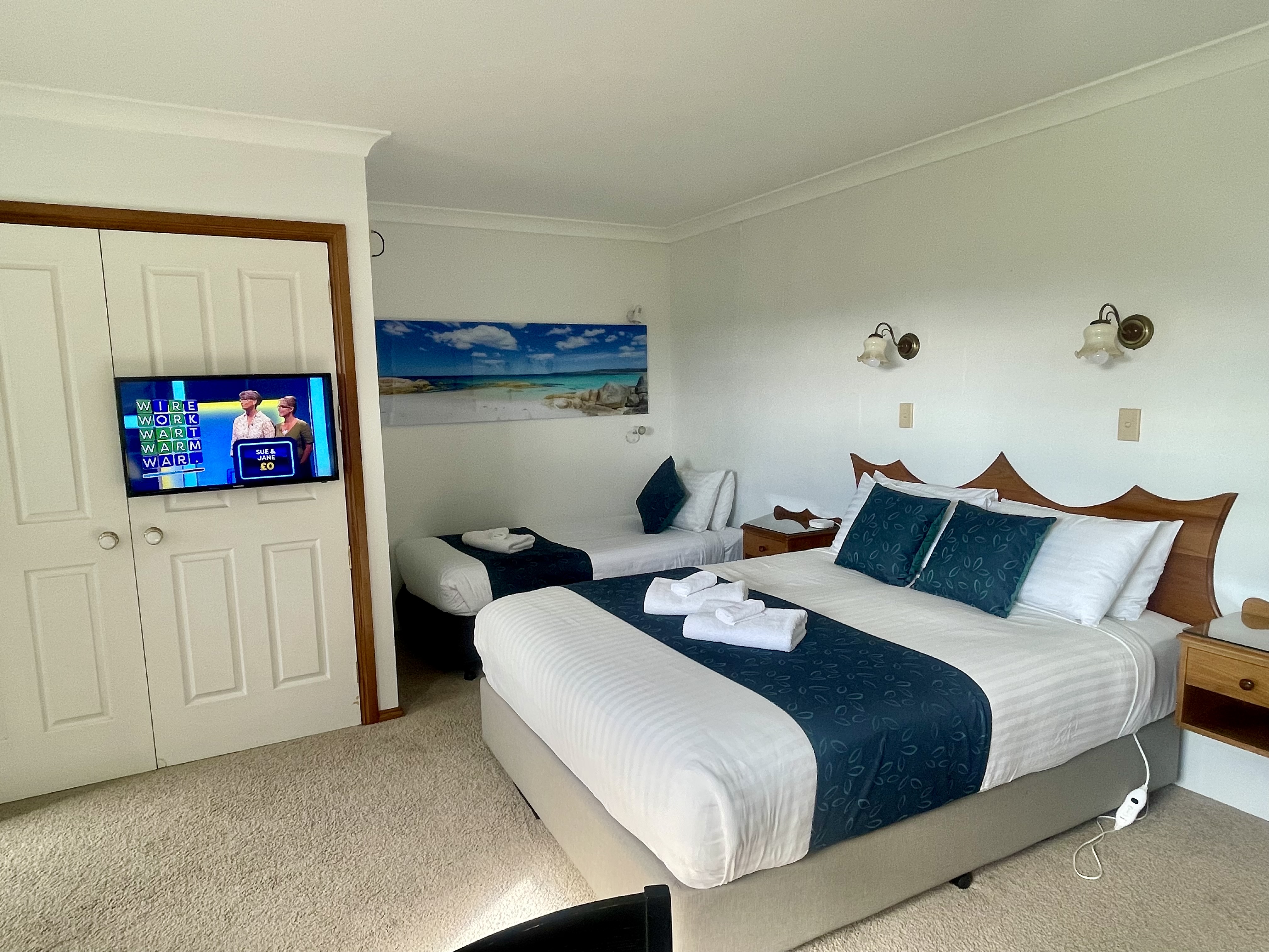 Family Lodge Suite 1 with queen + single bed,