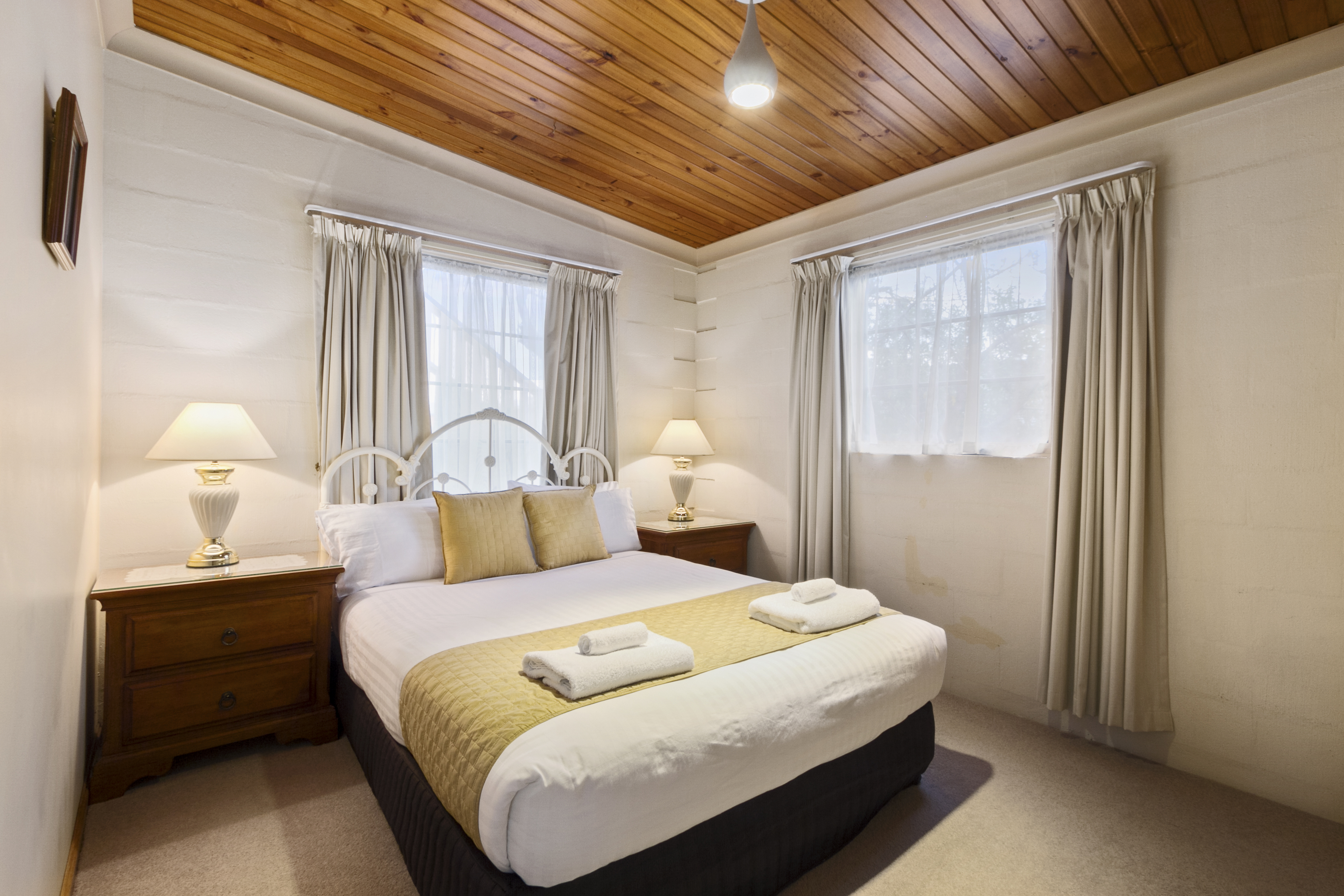 DOVE COTTAGE 2 bedroom master bedroom