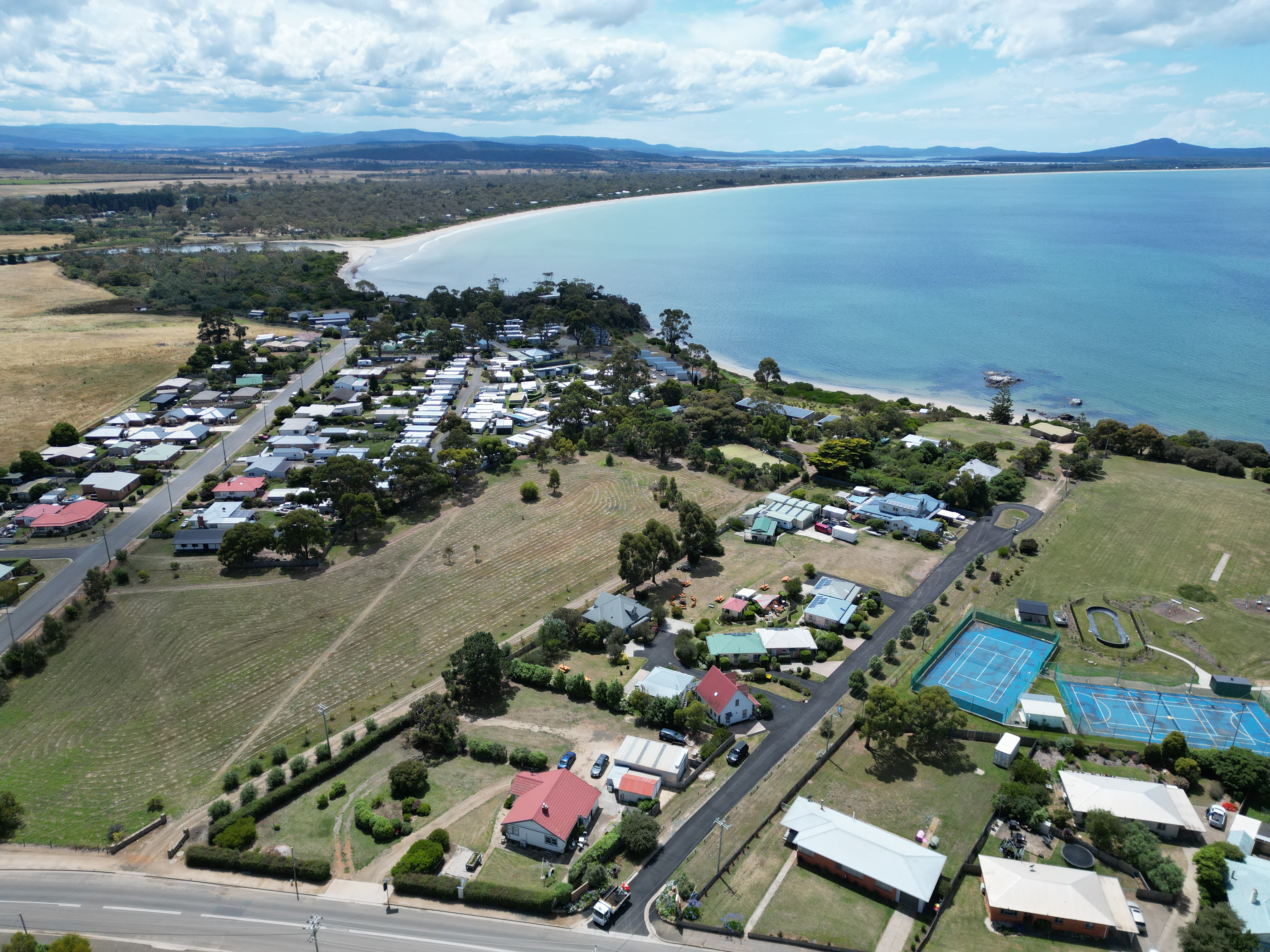 Swansea Cottages & Sherbourne Lodge and tennis Courts - Swansea Tasmania