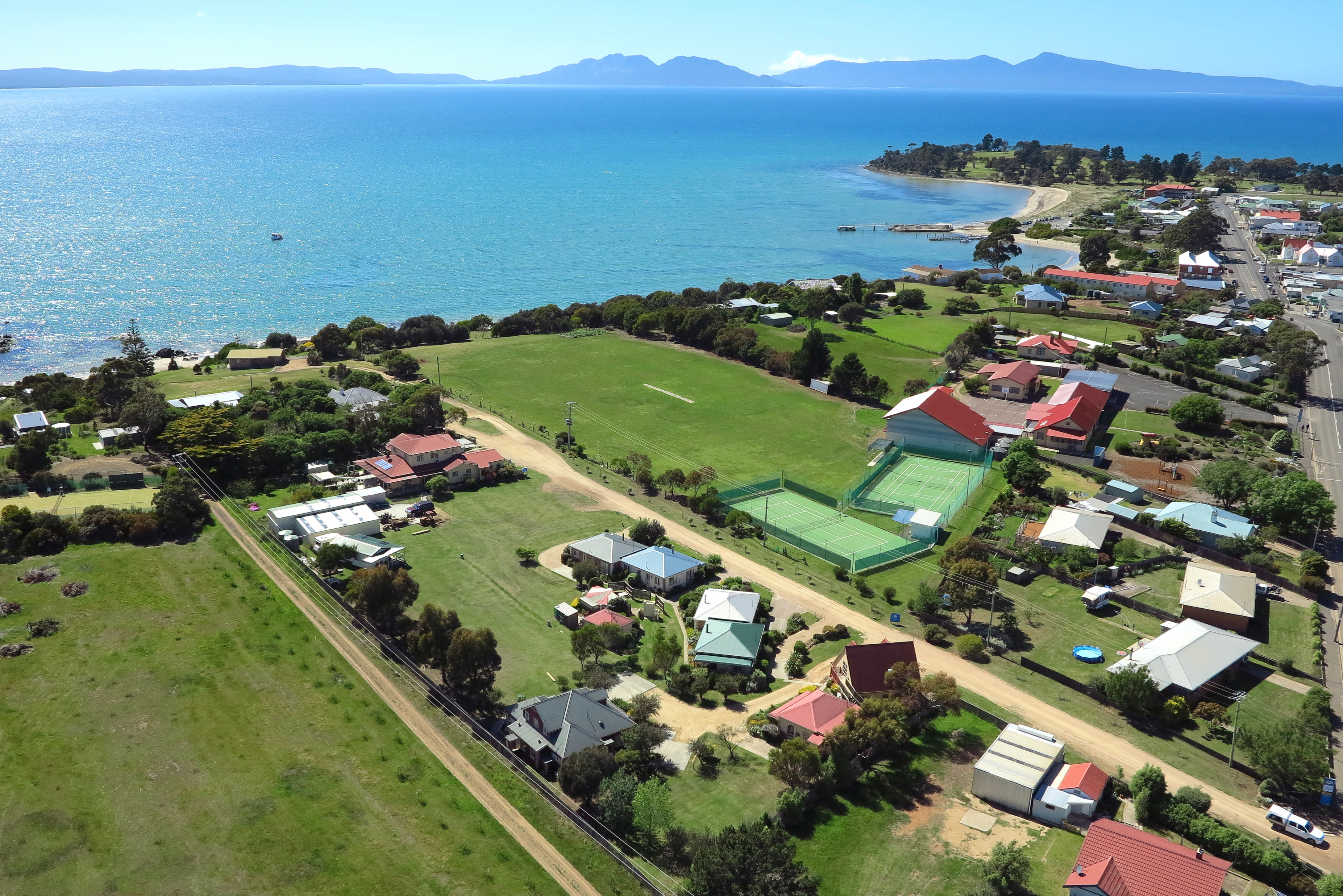 Swansea Cottages & Motel Suites adjacent Great Oyster Bay