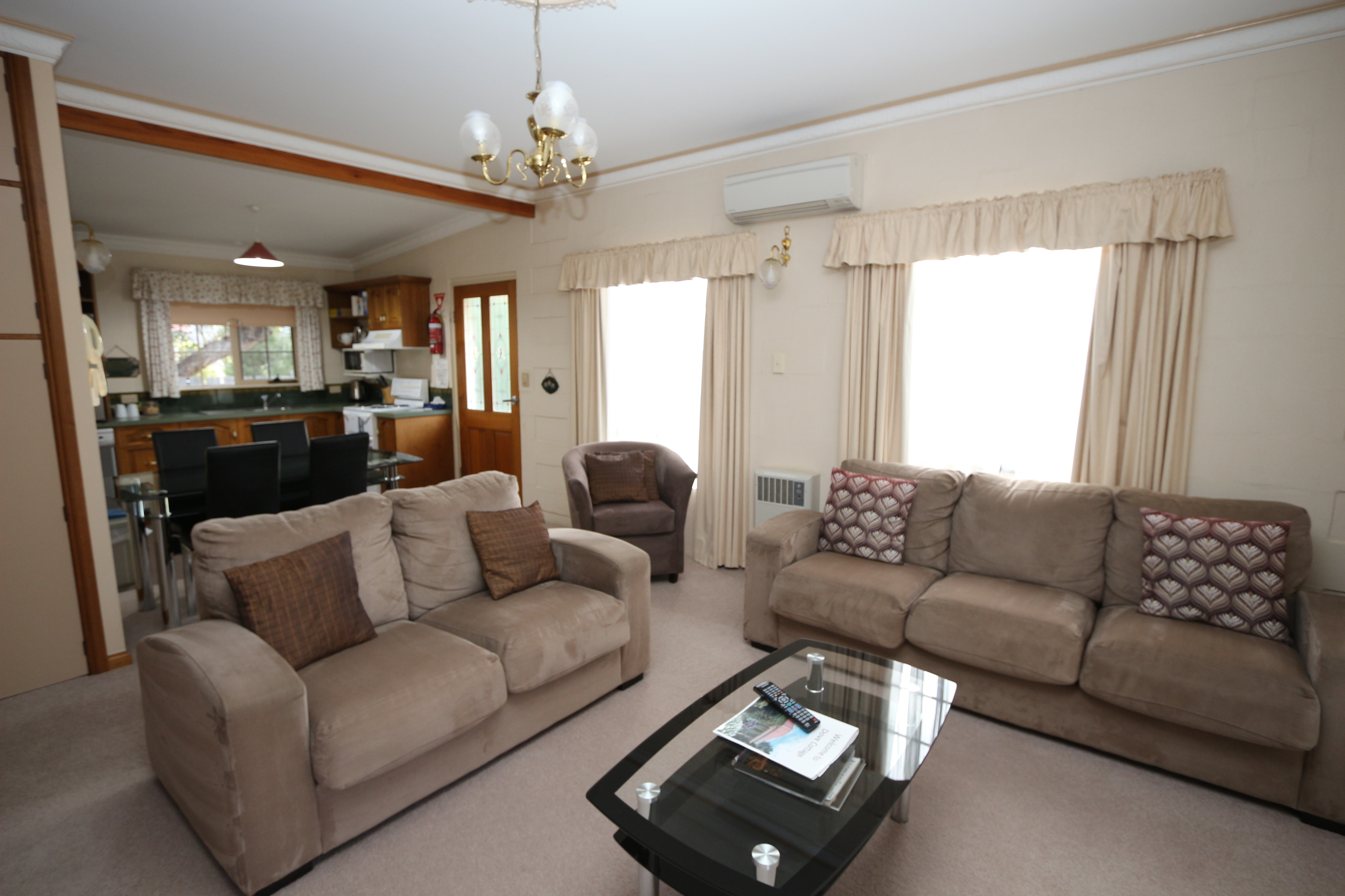 Dove 2 bedroom cottage lounge