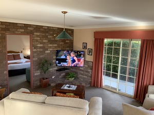 Cherry Family Cottage with 55" LCD TV