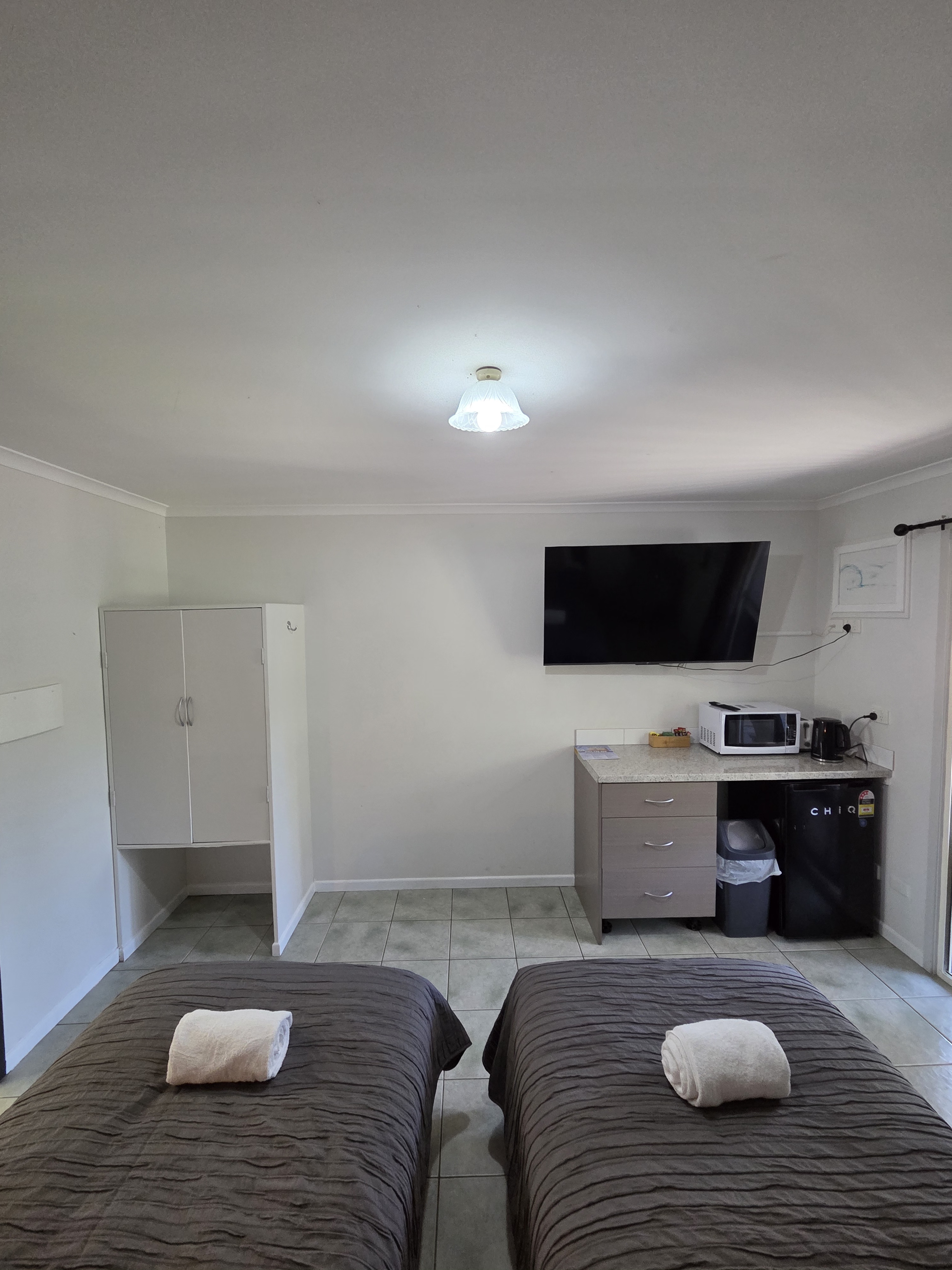 Twin room big tv air con bar fridge microwave toaster tea coffee etc