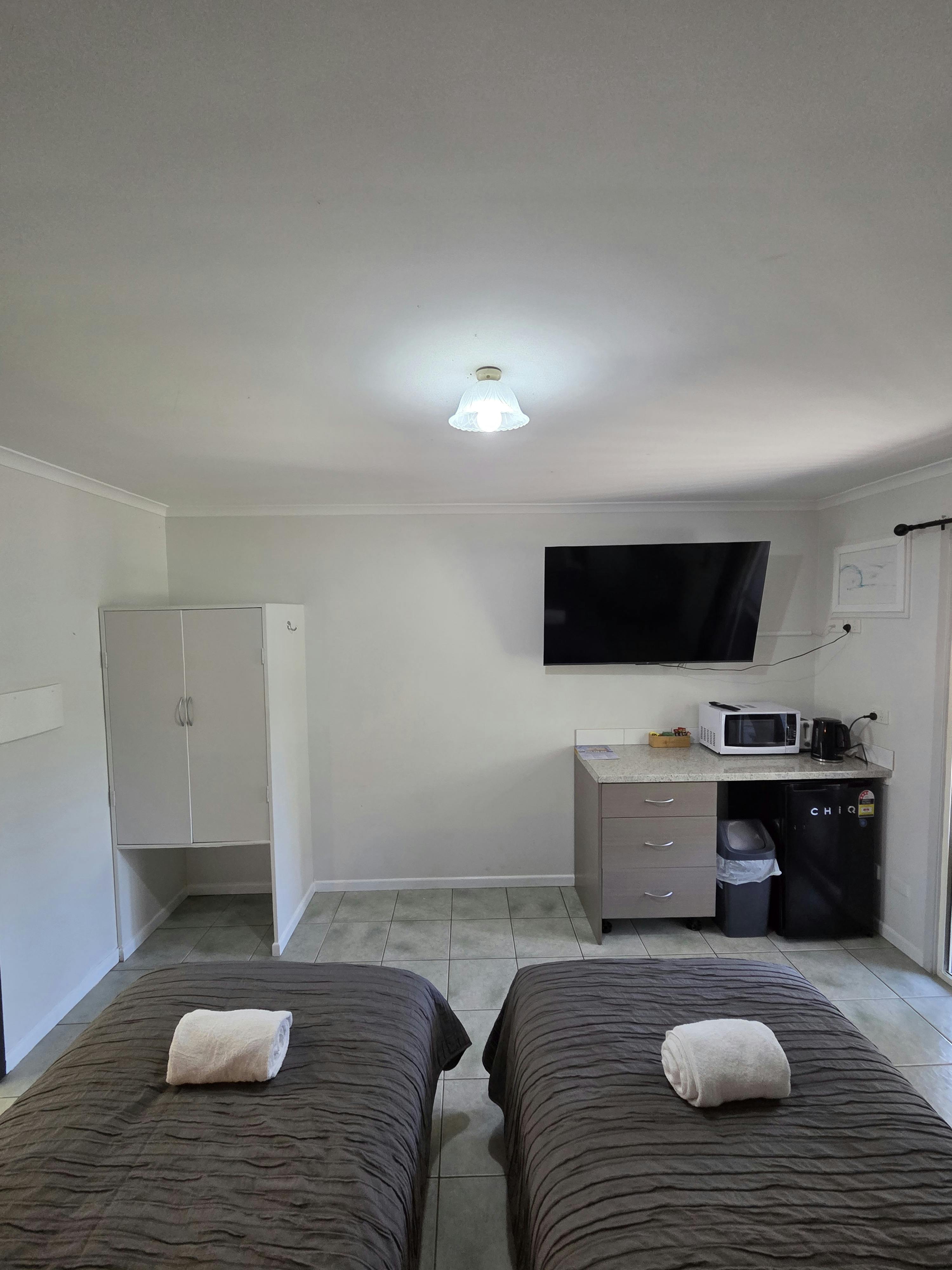 Twin room big tv air con bar fridge microwave toaster tea coffee etc