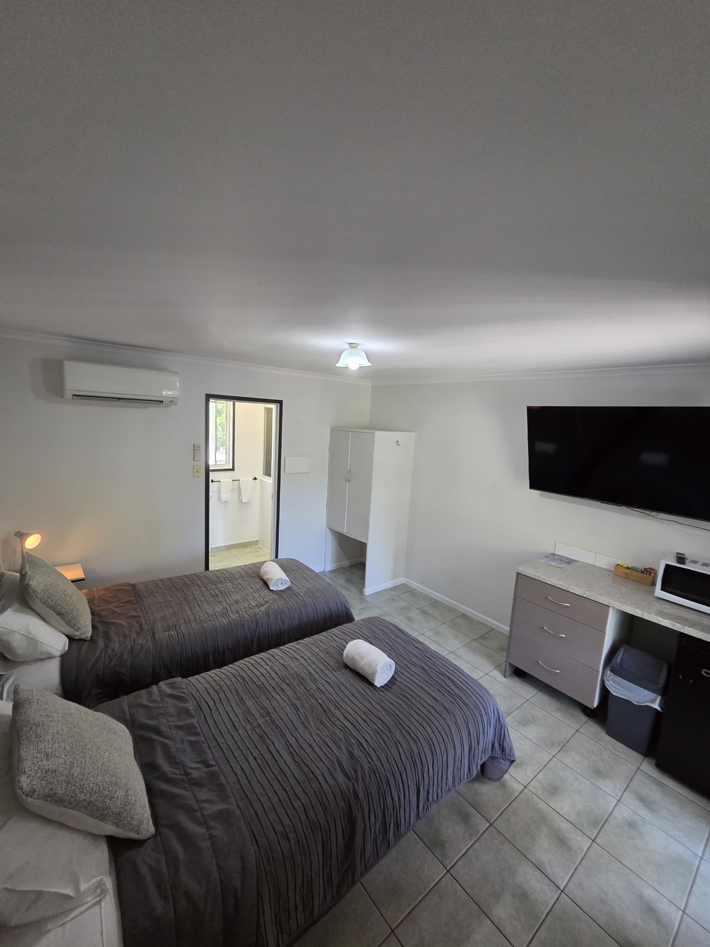 Twin room Big TV air con Mircowave kettle, toaster, bar fridge tea coffee etc