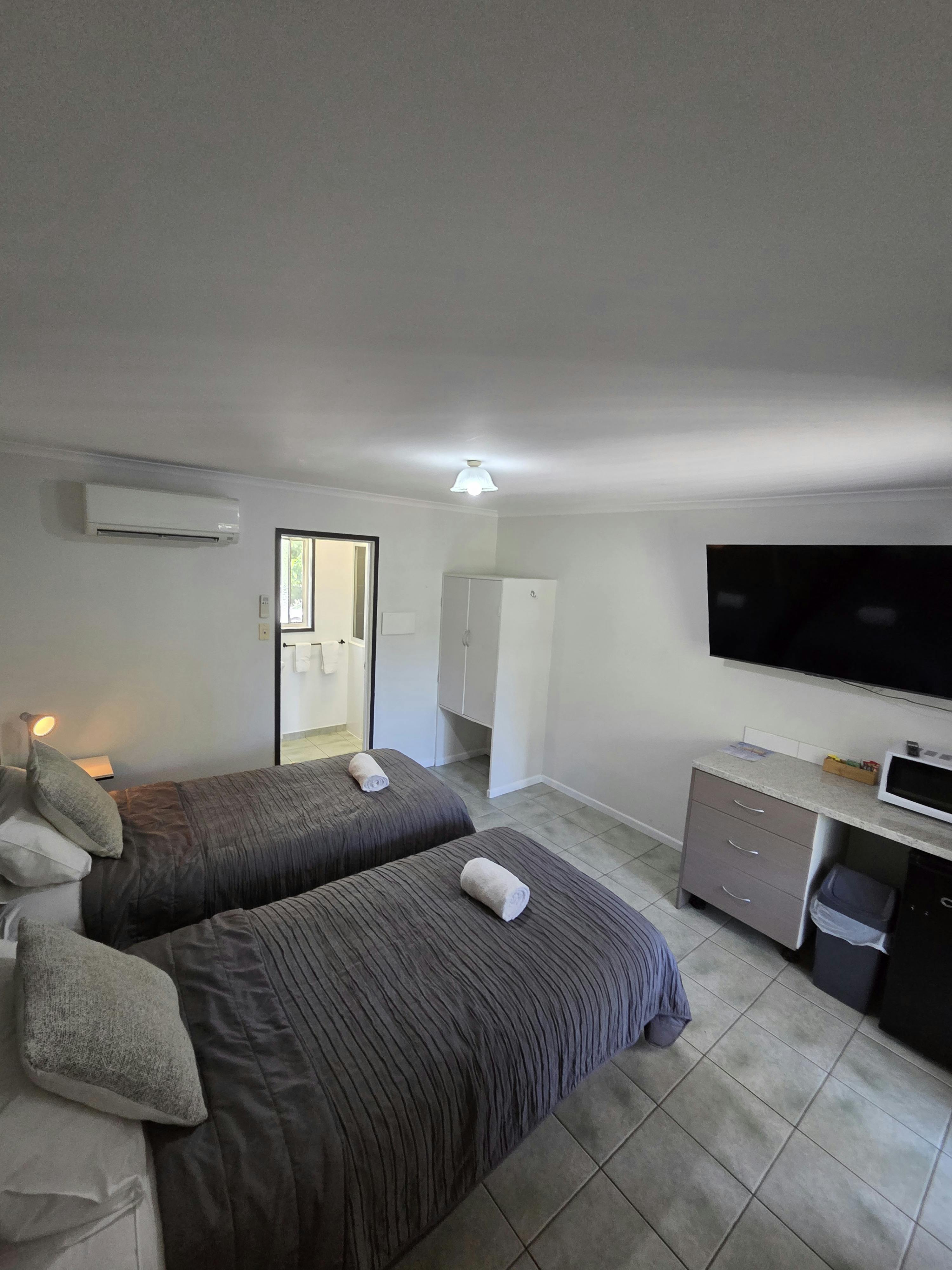Twin room Big TV air con Mircowave kettle, toaster, bar fridge tea coffee etc