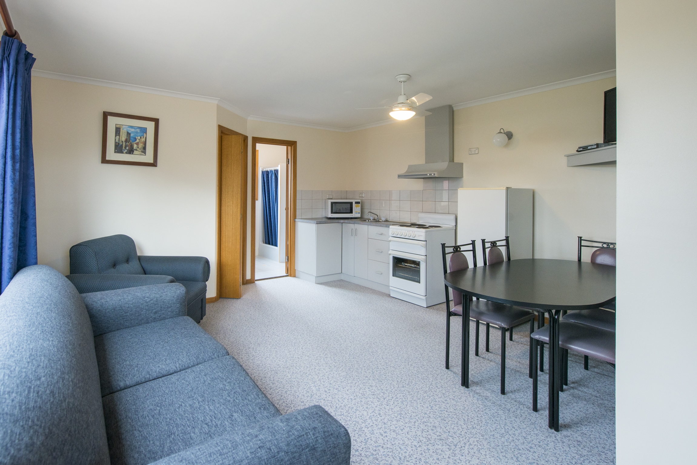 Port Vincent Motel and Apartments, Standard Apartment Kitchen/living area