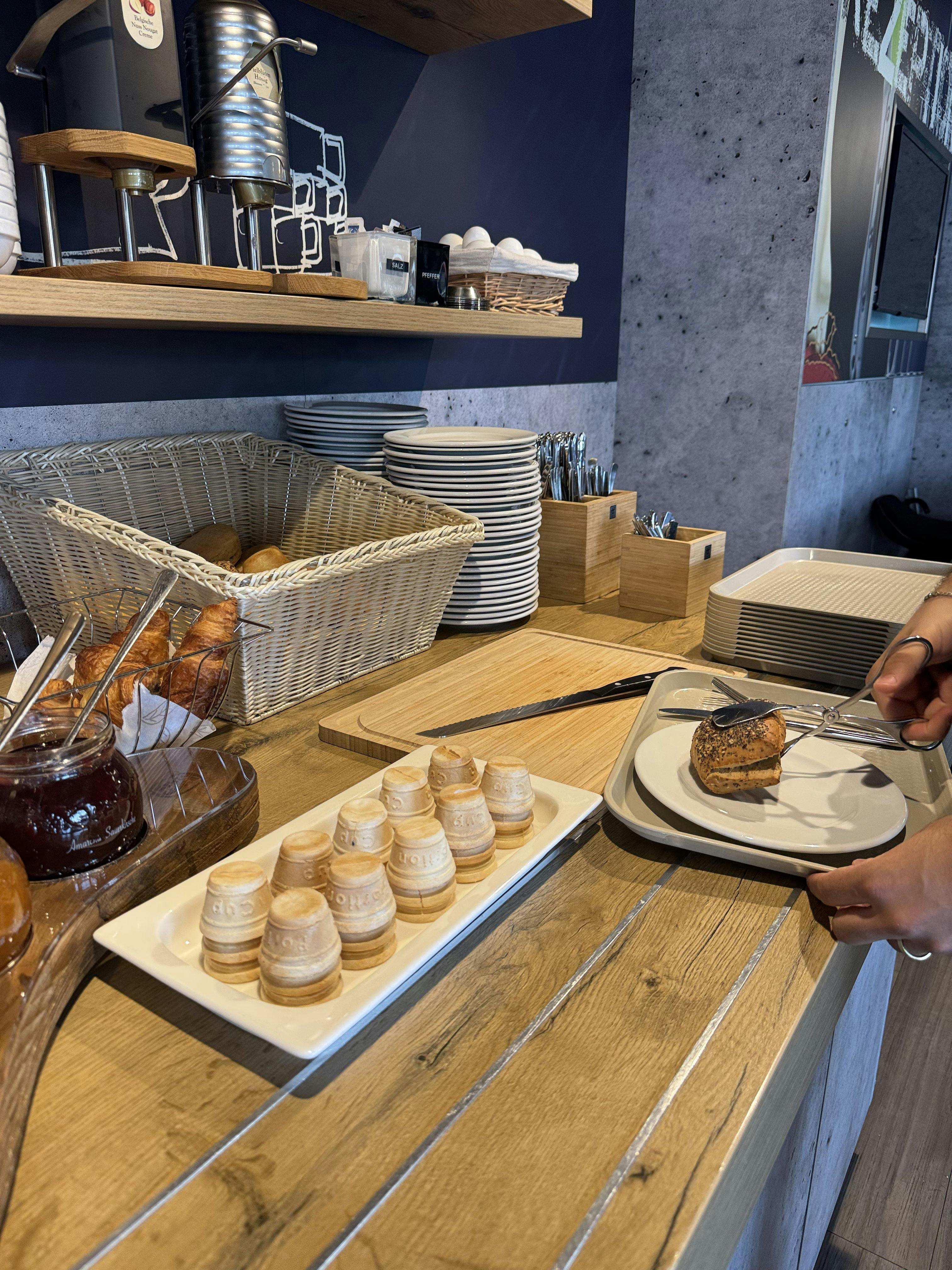 Frühstücksbuffet mit reichhaltigem Frühstückssortiment.
