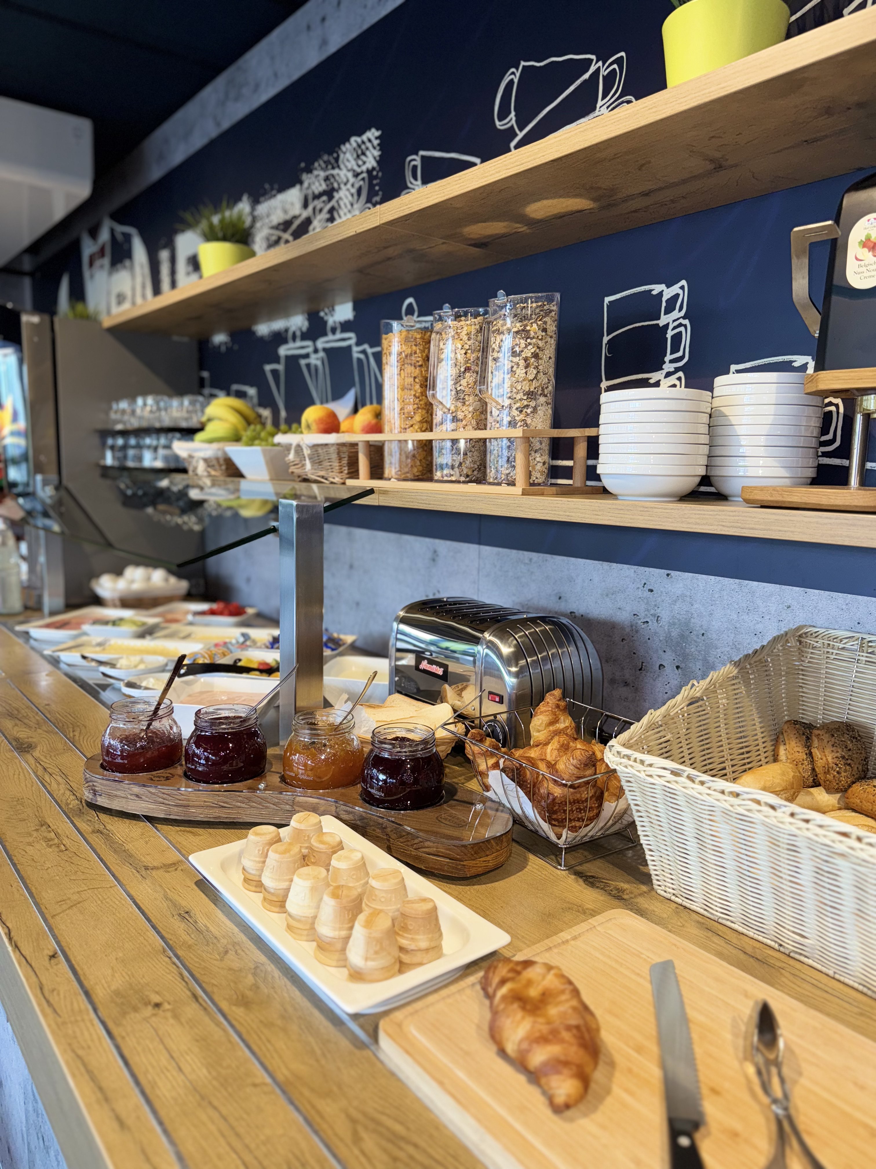 Frühstücksbuffet mit reichhaltigem Frühstückssortiment.