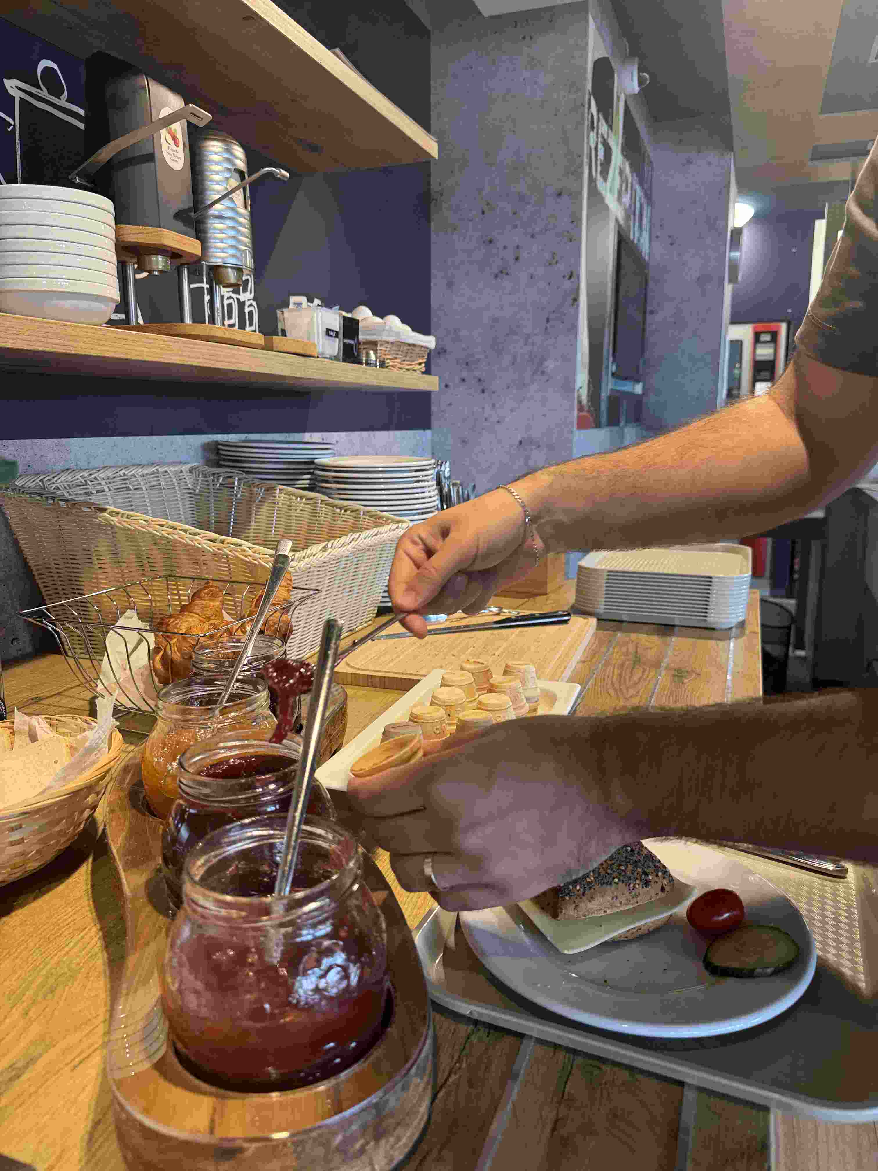 Frühstücksbuffet mit reichhaltigem Frühstückssortiment.