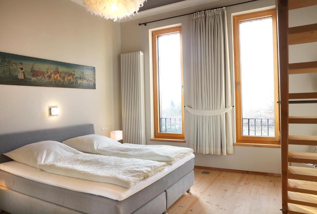 Private Luxury Chalet - Loft Bedroom