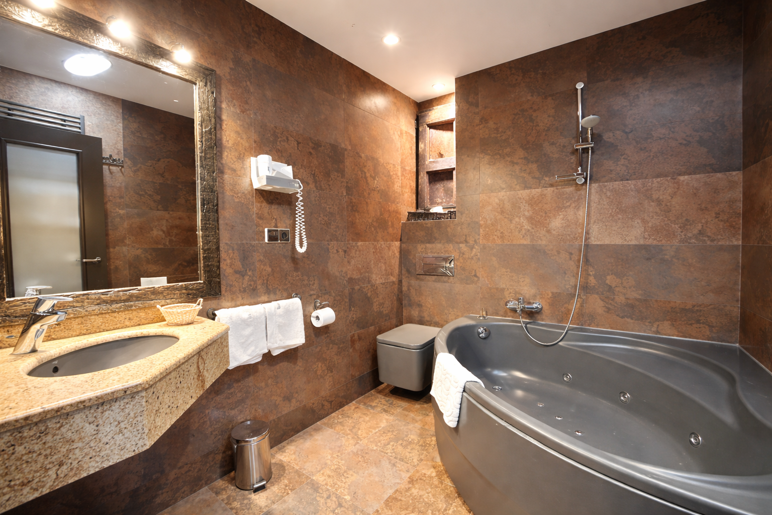 Suite with jacuzzi and air conditioning