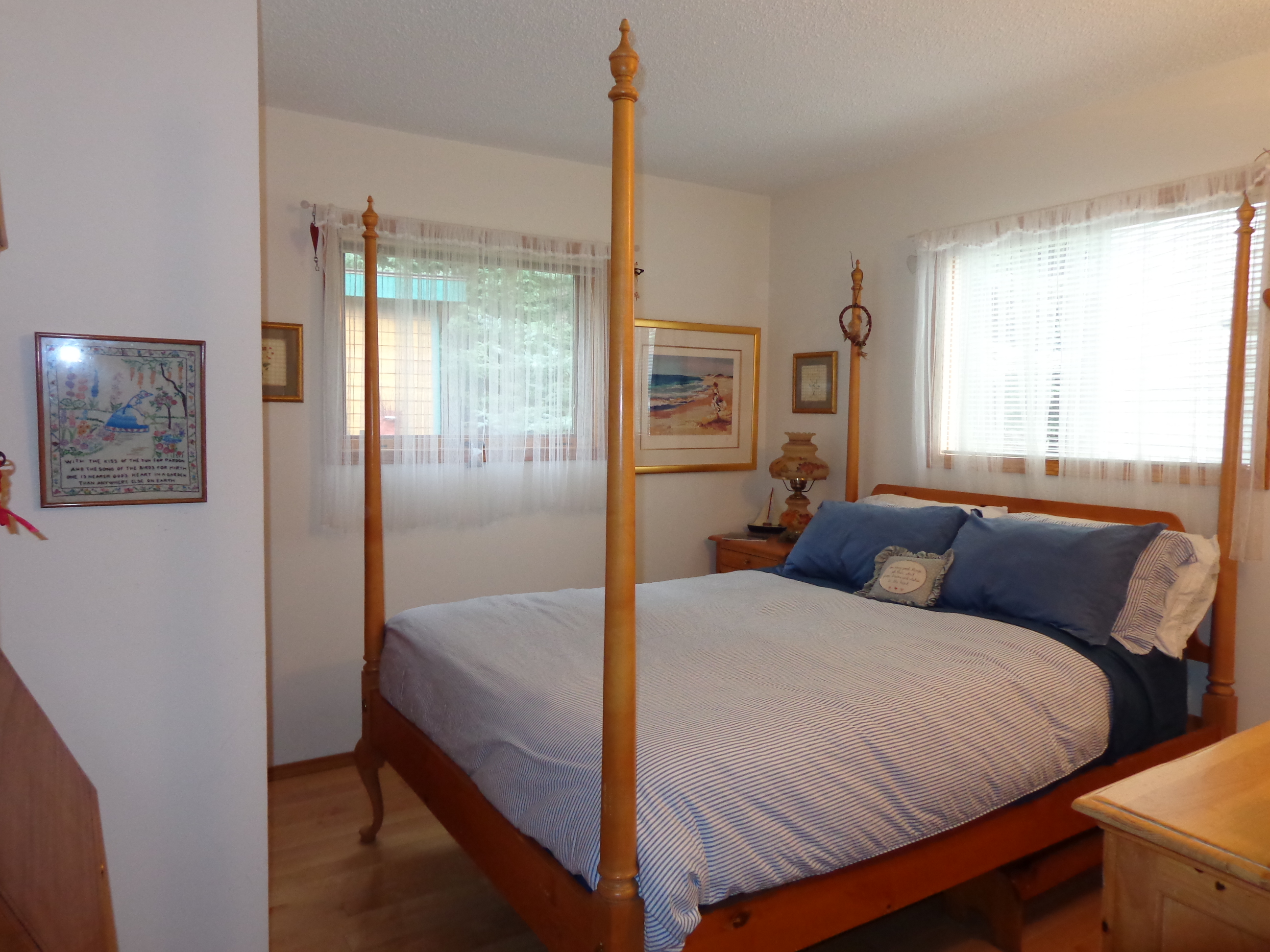 Sleep in comfort in queen 4-poster bed in Garden View suite