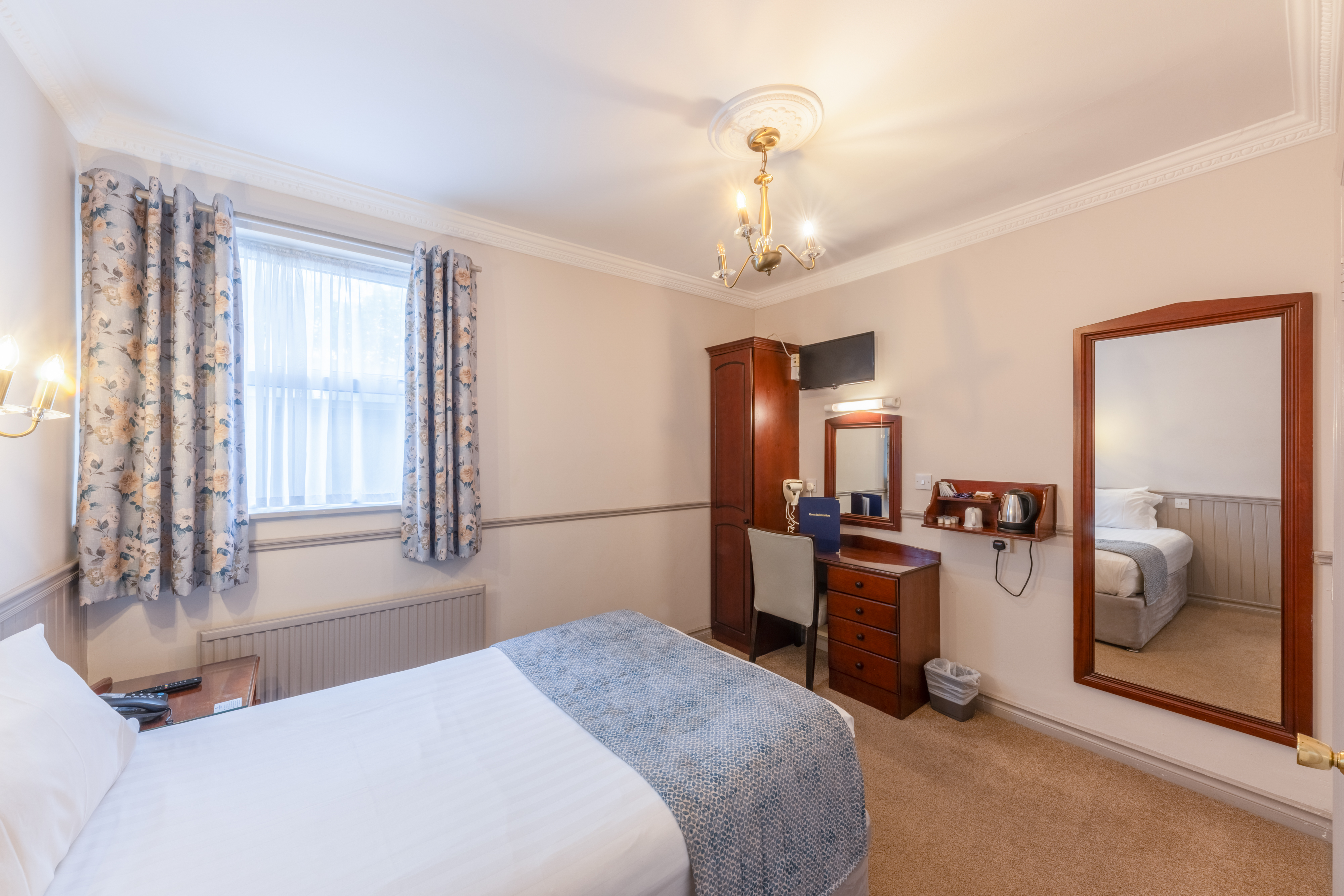 Lansdowne Hotel Dublin, single room in the centre of Dublin