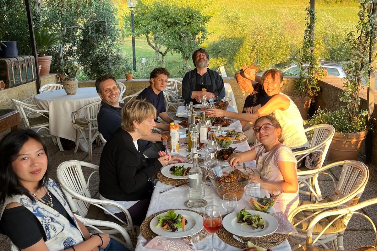 Cena in famiglia al Podere La Paolina, un momento per condividere emozioni e risate